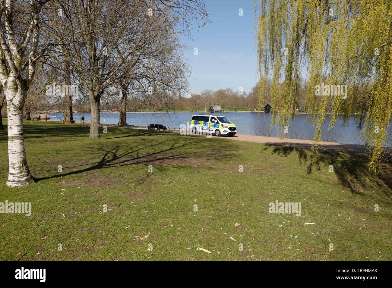 (200324) -- LONDON, 24. März 2020 (Xinhua) -- Polizisten fahren einen Lieferwagen im Hyde Park, nachdem die britische Regierung am 24. März 2020 weitere Einschränkungen für die Bewegung in London, Großbritannien gesetzt hat. Der britische Premierminister Boris Johnson kündigte am Montagabend eine Reihe von Maßnahmen an, die darauf abzielen, den sozialen Kontakt in Großbritannien einzuschränken, um die Verbreitung von COVID-19 zu unterbinden. Ab Montagabend dürfen die Menschen in Großbritannien ihre Wohnungen nur für "sehr begrenzte Zwecke" verlassen, einschließlich des Einkaufs für grundlegende Notwendigkeiten, für jede medizinische Notwendigkeit, für eine Art von Übung am Tag und für die Reise zur und von der Arbeit Stockfoto