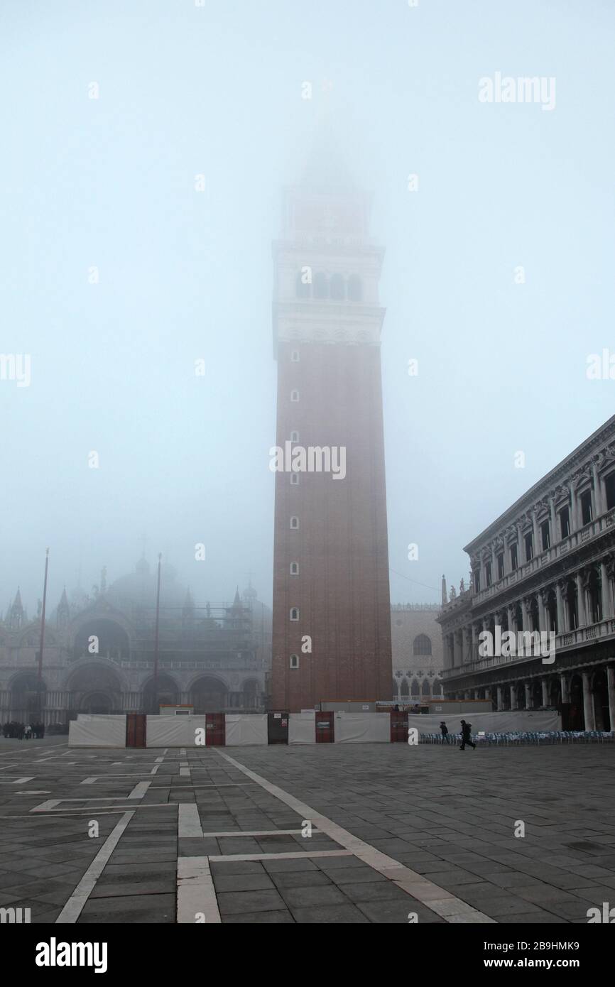 Venedig, Italien - 18. Dezember 2012: San Marco Turm im Winternebel am leeren Markusplatz in Venedig, Italien. Stockfoto