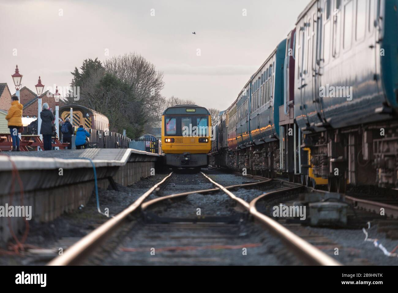 Die ehemaligen 142-Schrittmacherzüge der Northern Rail Class 142028 + 142060, die Leeming Bar, die Wensleydale Eisenbahn nach ihrem ersten Tag in der Erhaltung anreisten Stockfoto