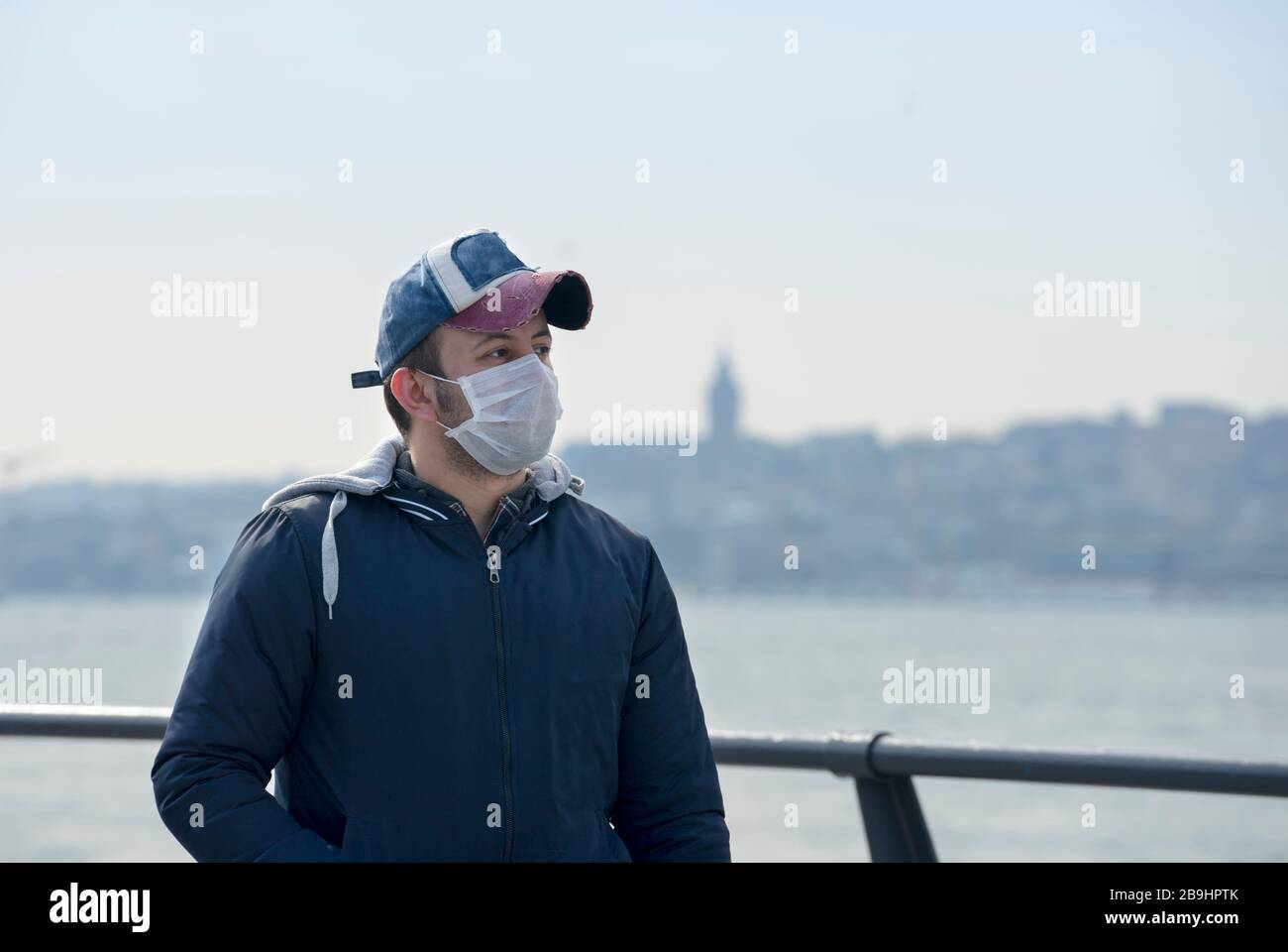 Türkischer Mann, der an einem öffentlichen Ort eine Gesichtsmaske trägt, um eine Infektion durch die in der Türkei als Coronavirus oder Covid-19 bekannte Krankheit zu verhindern. Stockfoto