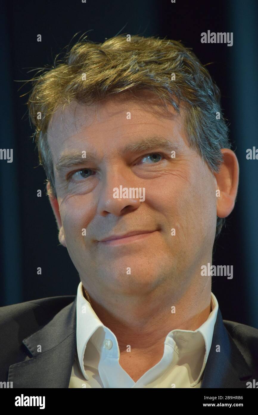 Die aufständischen Männer und Frauen protestieren an ihrer Sommeruniversität im September 2016 in La Rochelle gegen sozialistische Politiker. Stockfoto