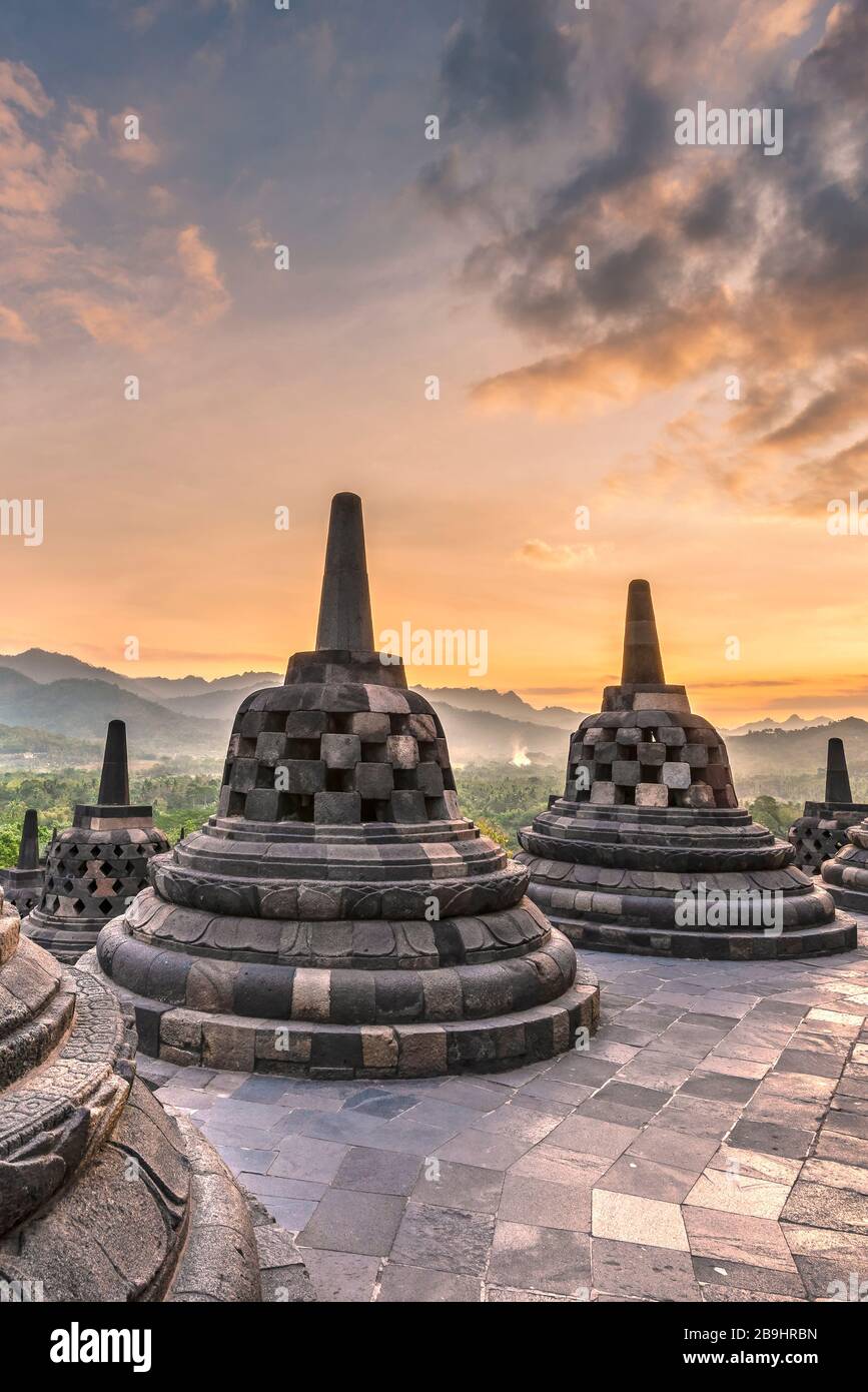 Stupas, Candi Borobudur buddhistischen Tempel, Muntilan, Java, Indonesien Stockfoto