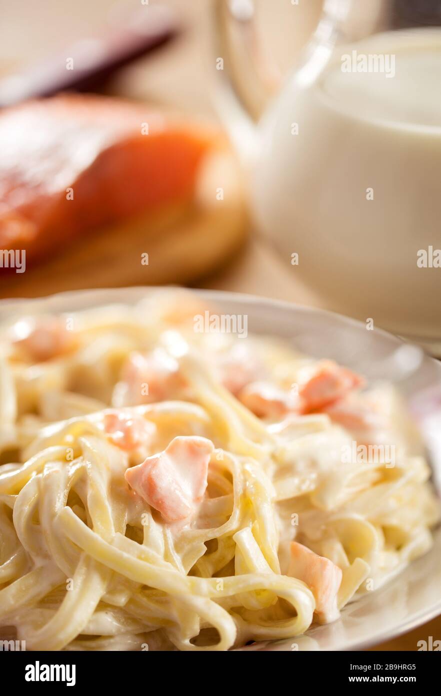 Leckere Spaghetti mit Lachs. Tagliatelle Pasta mit Sahne und Lachssauce. Geringe Schärfentiefe Stockfoto