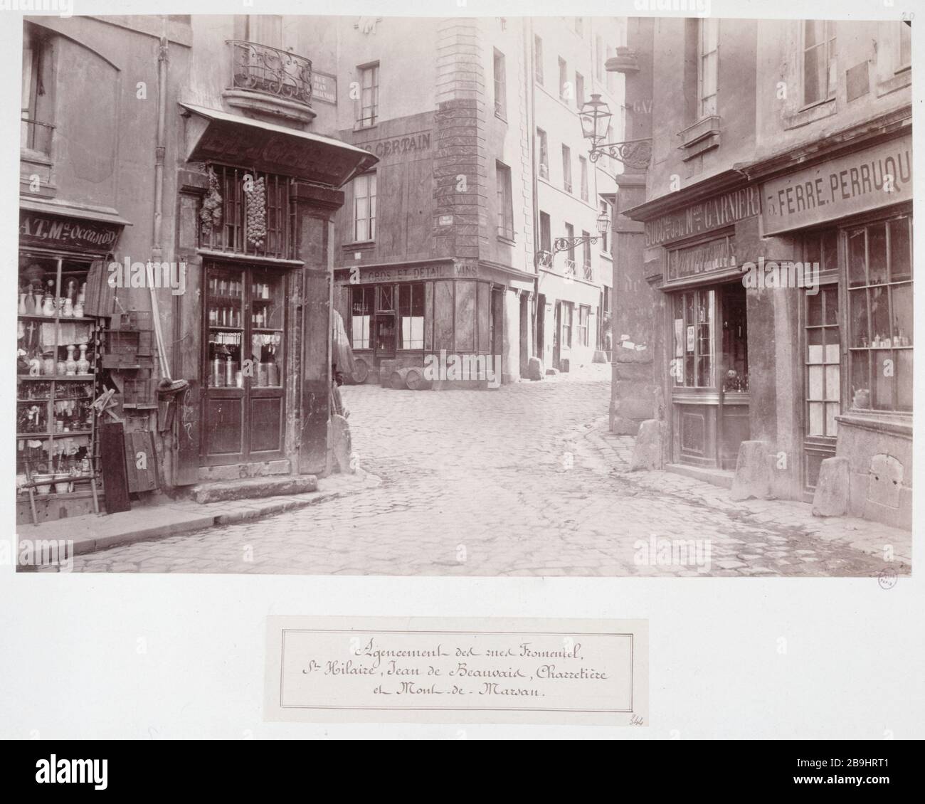 KREUZUNG EINIGER BRUNNEN Carrefour du Puits Certain: Agecement des rues Fromentel, Saint-Hilaire, Jean de Beauvais, Charretière et Mont-de-Marsan. Paris (Vème arr.), vers 1865. Photographie de Charles Marville (13-1879). Paris, musée Carnavalet. Stockfoto