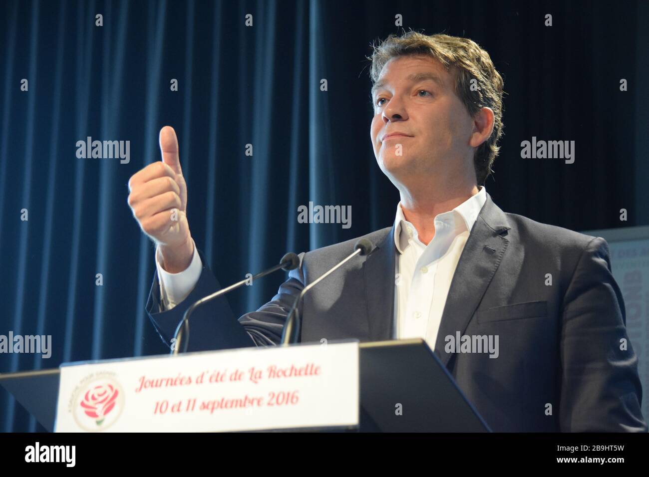 Die aufständischen Männer und Frauen protestieren an ihrer Sommeruniversität im September 2016 in La Rochelle gegen sozialistische Politiker. Stockfoto