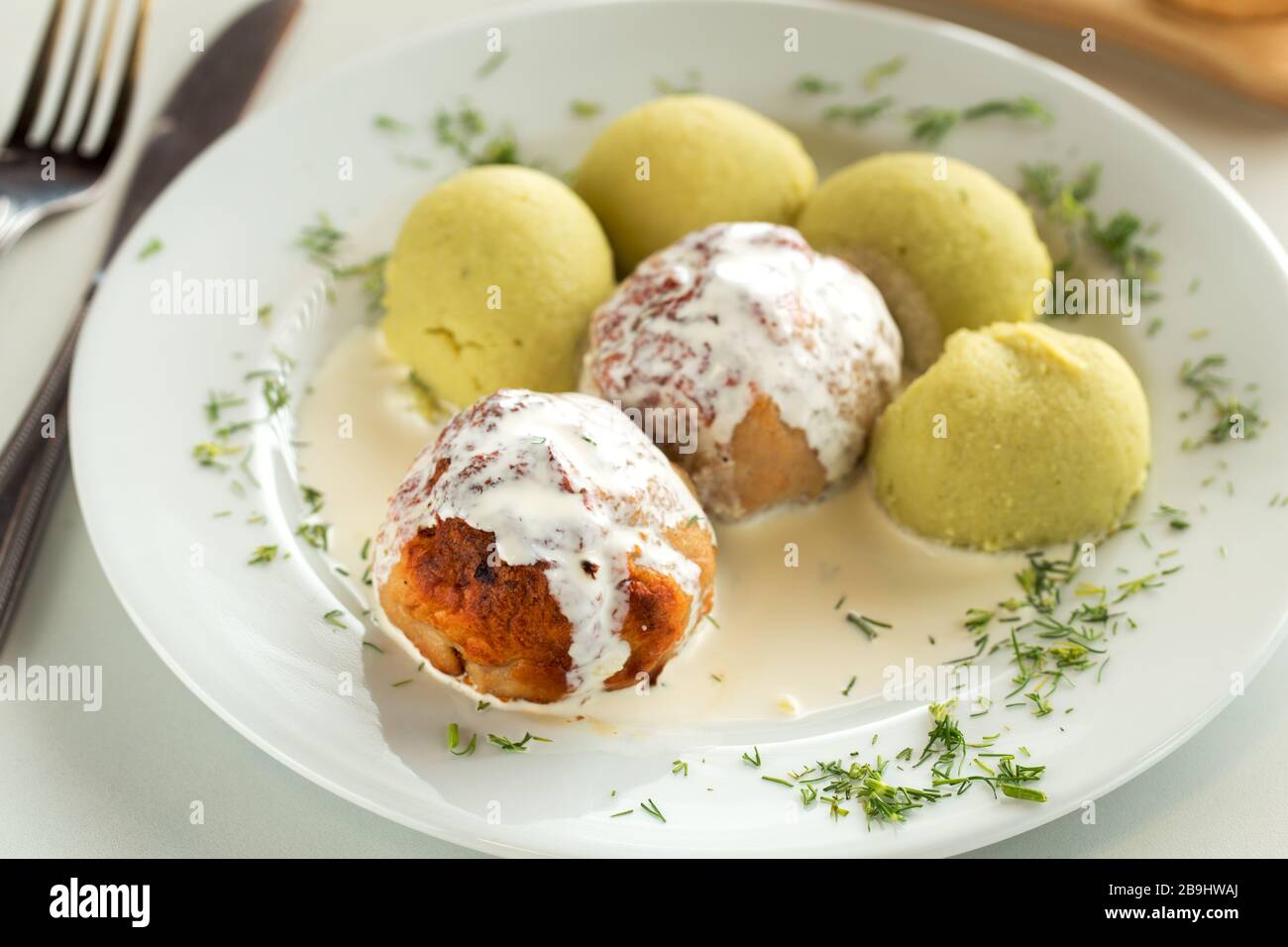 Putenmäatkugeln mit Kartoffelpüree und weißer Soße Stockfoto