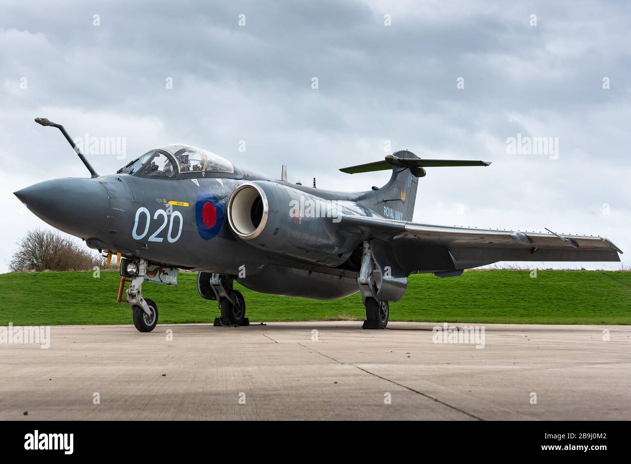 Ein Blackburn Buccaneer greift Flugzeuge der Royal Navy auf dem Bruntingthorpe Aerodrome, Großbritannien an. Stockfoto