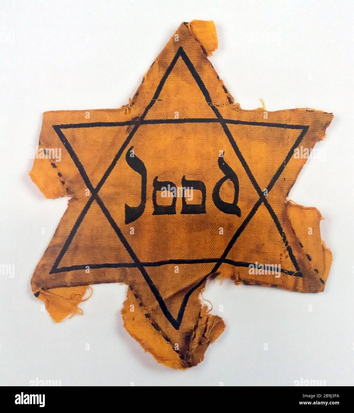 Gelbes Judenabzeichen der Schande. Es ist ein Stofffleck, den die jüdischen Menschen befohlen haben, auf ihren äußeren Gewändern zu nähen, um sich in Certa öffentlich zu markieren Stockfoto