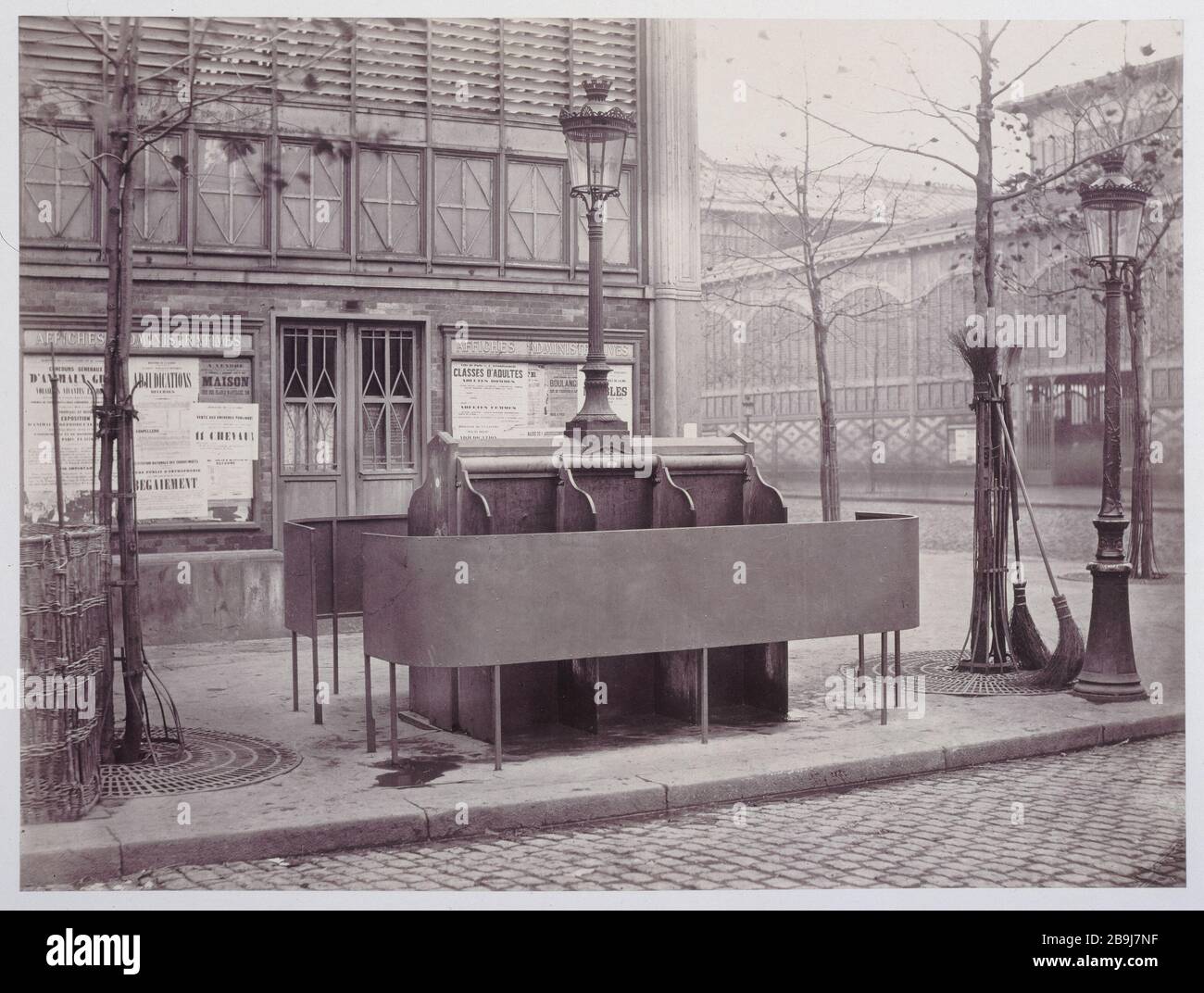 URINALE STRASSE RAMBUTEAU Urinoir à 6 stalles en ardoise, rue Rambuteau, à l'Angle de la rue Baltard. Paris (Ier arr.), 1876. Photographie de Charles Marville (13-1879). Paris, musée Carnavalet. Stockfoto