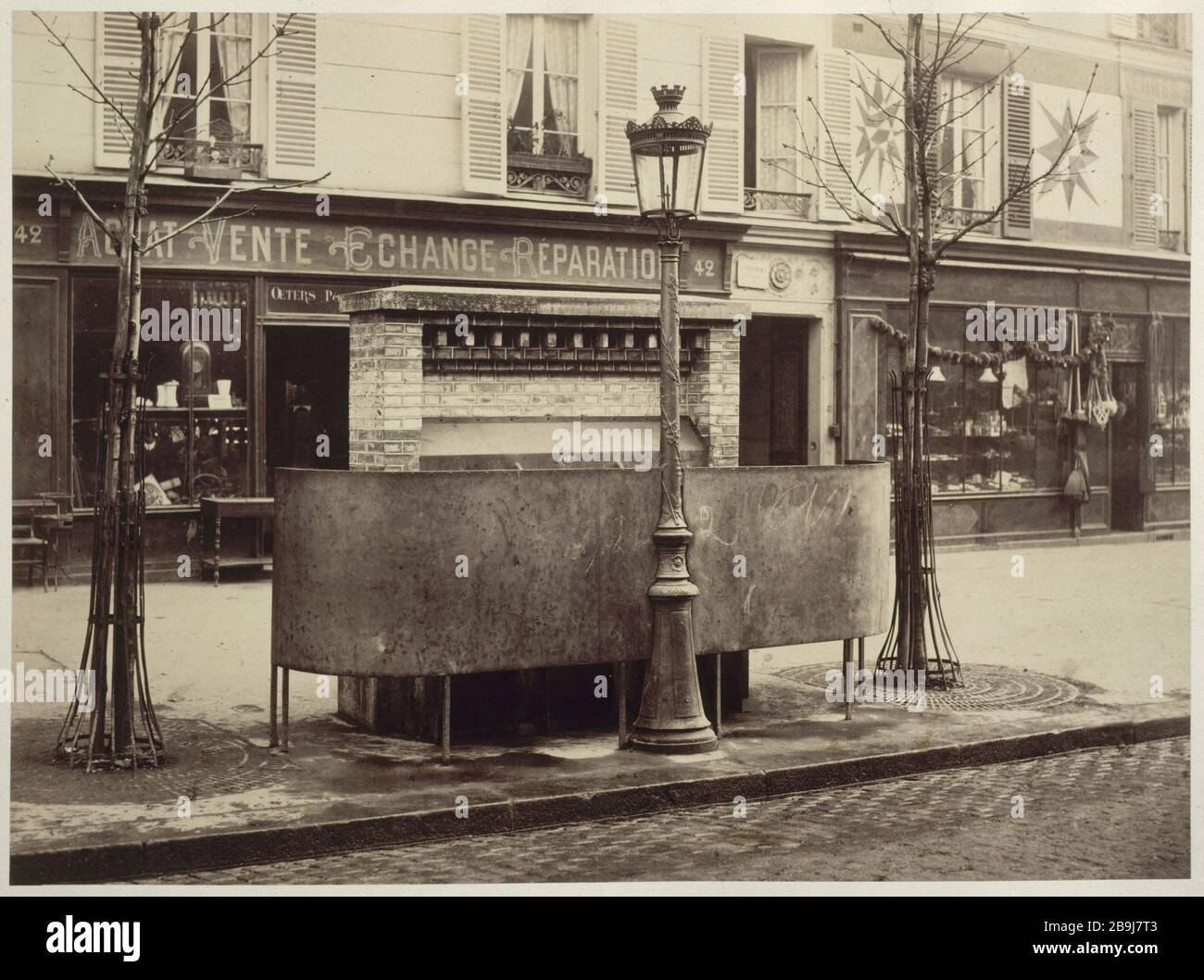 PARIS - URINAL Charles Marville (13-1879). Urinoir à trois stalles, Boulevard Ornano. Paris, Musée Carnavalet. Stockfoto
