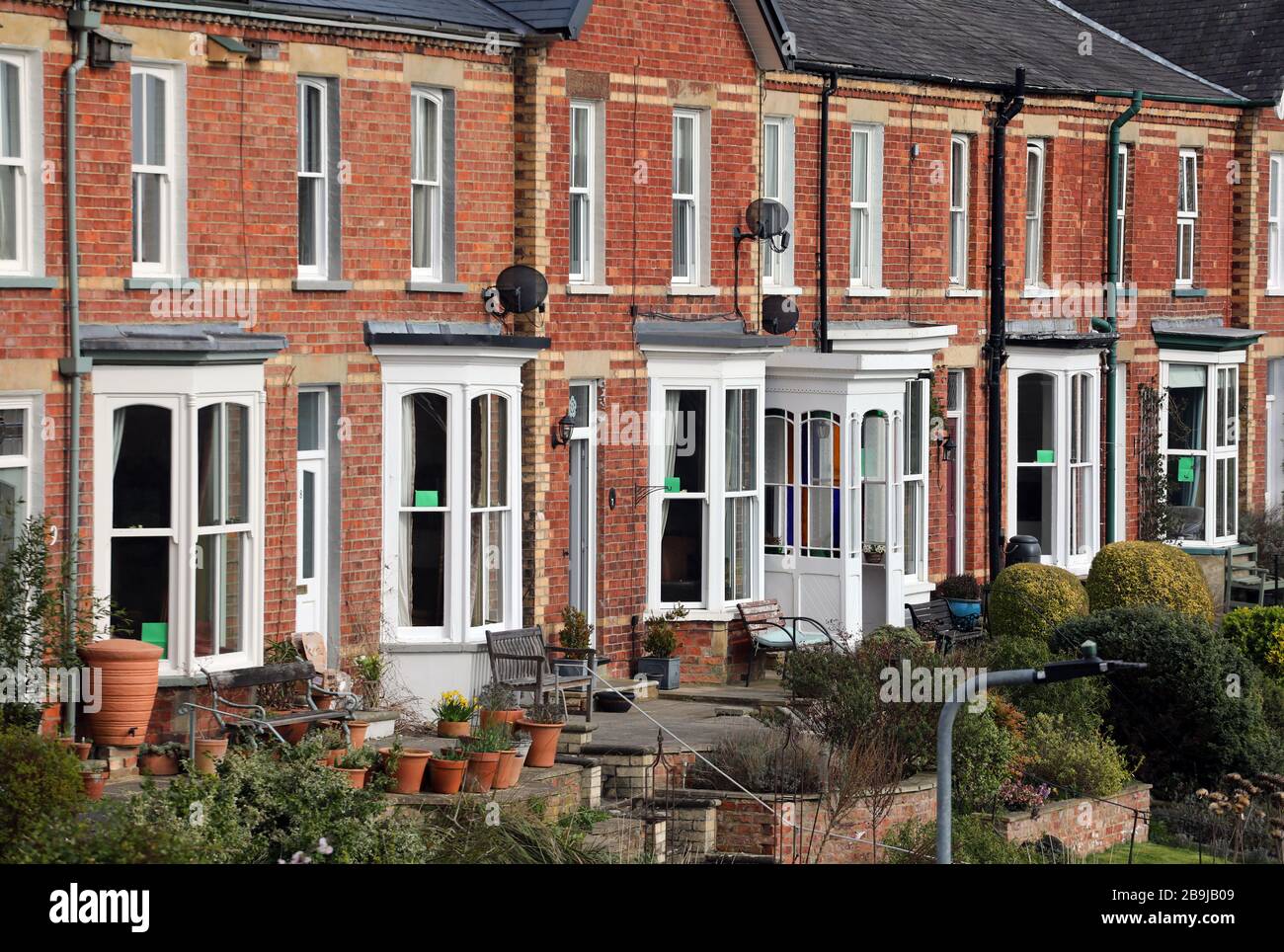 Eine Straße in Ripon, North Yorskhire, in der die Bewohner während des Coronavirus rote oder grüne Karten in ihre Fenster legen Stockfoto