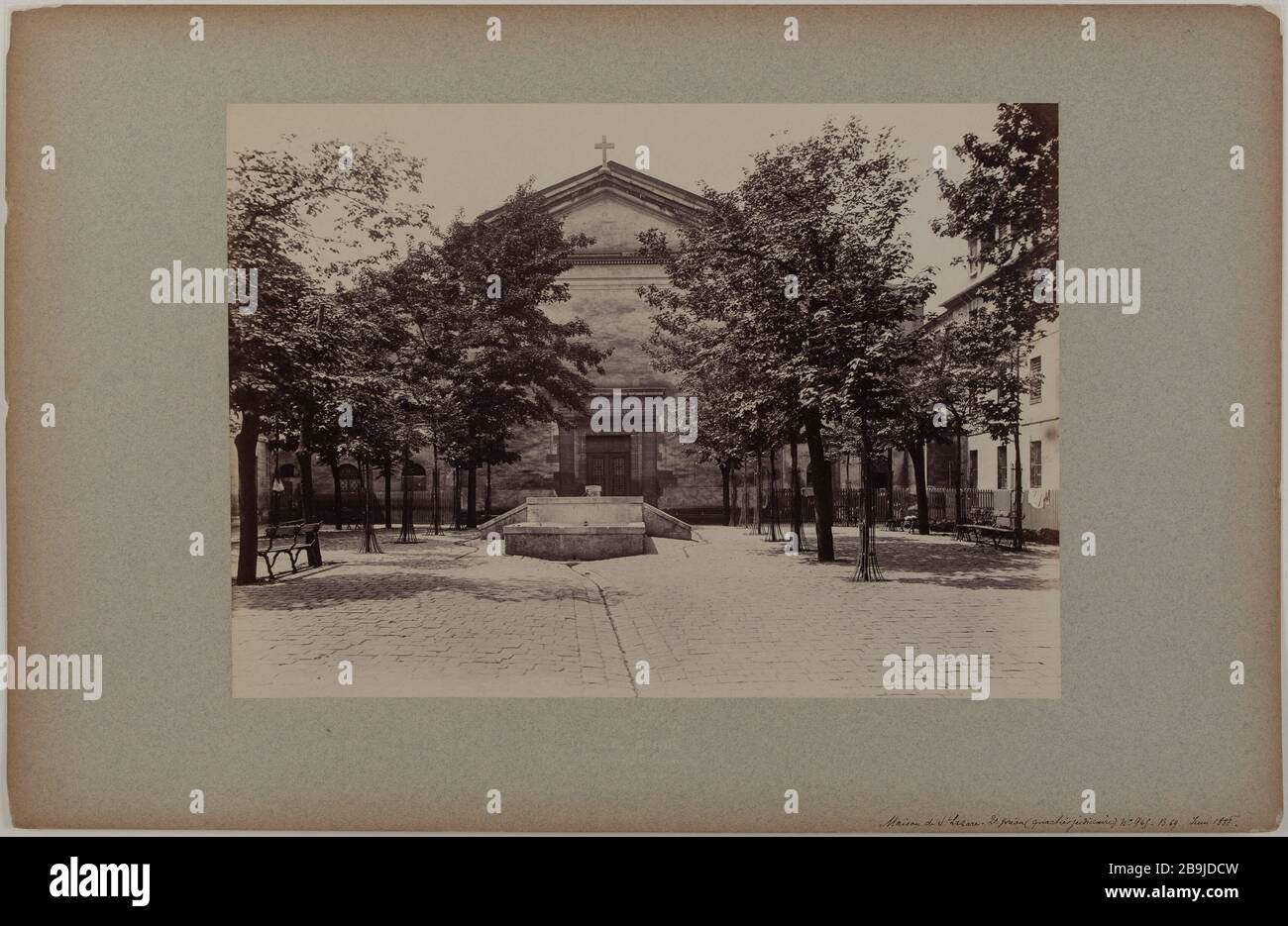 Haus St Lazare - 2. Innenhof (Amtsgericht). Gefängnis Saint-Lazare, zweiter Hof (Gerichtsbezirk) und zur Kapelle, 10. Bezirk, Pariser Gefängnis de Saint-Lazare, deuxième préau (quartier judiciaire) et vue de la chapelle. Paris (Xème arr.). Photographie de Pierre Emonts (1831-1912). Papieralbuminé. Im Jahre 1888. Paris, musée Carnavalet. Stockfoto