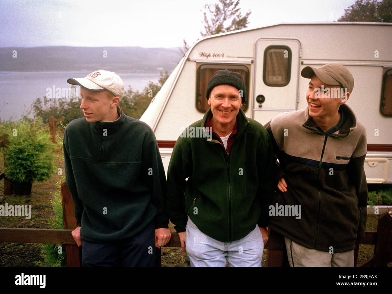 Schauspieler Martin Compston, Drehbuchautor Paul Laverty und Schauspieler William Ruane, auf dem Set von Ken Loach Film Sweet Sixteen, in Port Glasgow, Schottland. 2001 Stockfoto