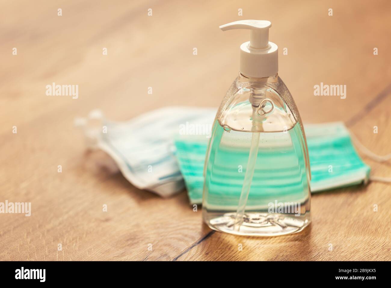 Coronavirus Prevention Concept - chirurgische Reisemasken Handdesinfektionsmittel Gel und Handtuch Stockfoto