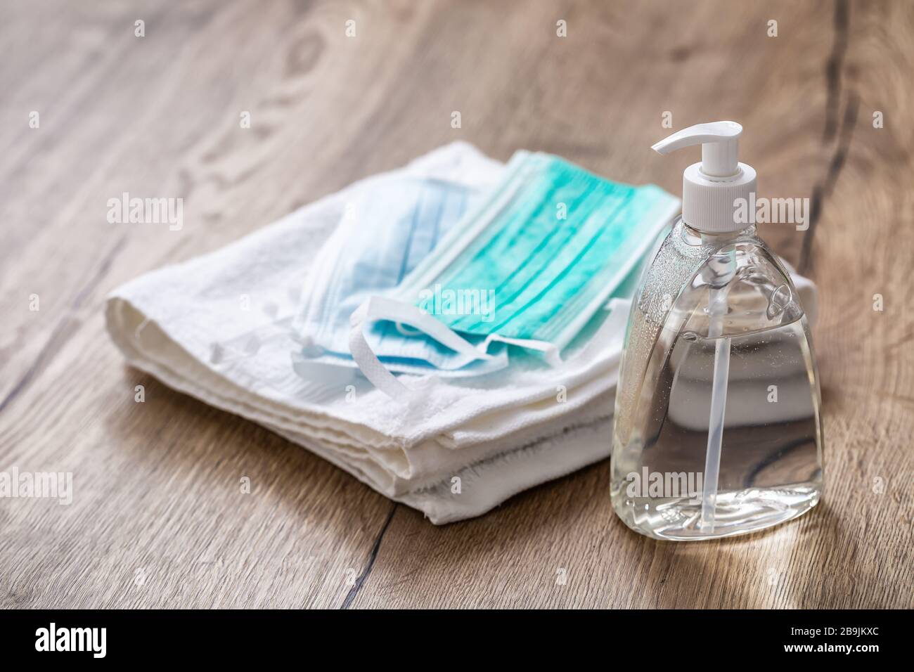 Coronavirus Prevention Concept - chirurgische Reisemasken Handdesinfektionsmittel Gel und Handtuch Stockfoto