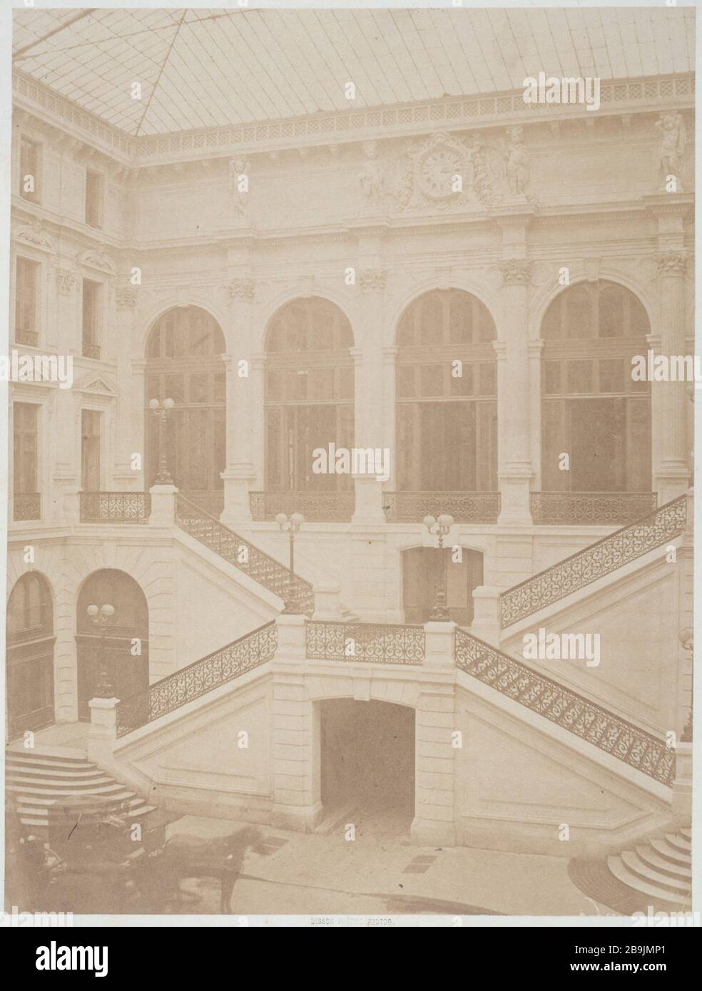 PARIS - EHRENTREPPE DES GRAND HOTEL DU LOUVRE L'escalier d'honeur de la cour du Grand Hôtel du Louvre, Photographie de Louis-Auguste Bisson (1814-1876) et Auguste-Rosalie Bisson (1826-1900), papier-salé. Paris, musée Carnavalet. Stockfoto