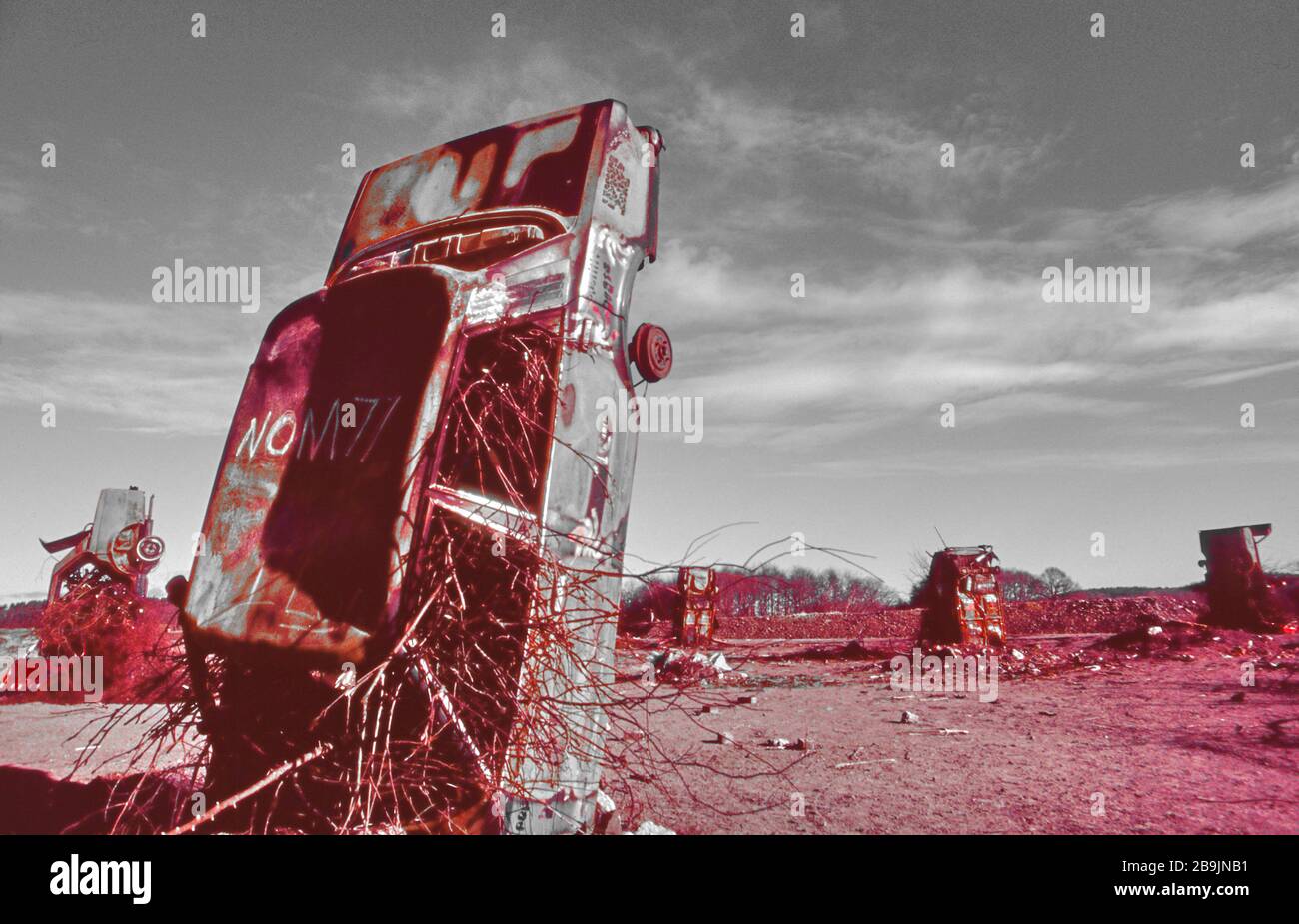 Carhenge in Pollock Park, Glasgow 1994. Eine Ansammlung rostender Autos, die mit Graffiti bedeckt waren, als Protest beim Bau der Autobahn M77. Stockfoto