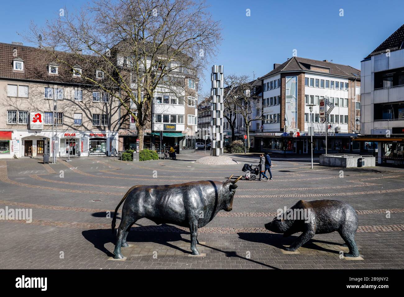 23.03.2020, Viersen, Niederrhein, Nordrhein-Westfalen, Deutschland - Kontaktverbot wegen Corona-Pandemie, am Montag menschenleere Einkaufsstraße mit geschlossener Straße Stockfoto