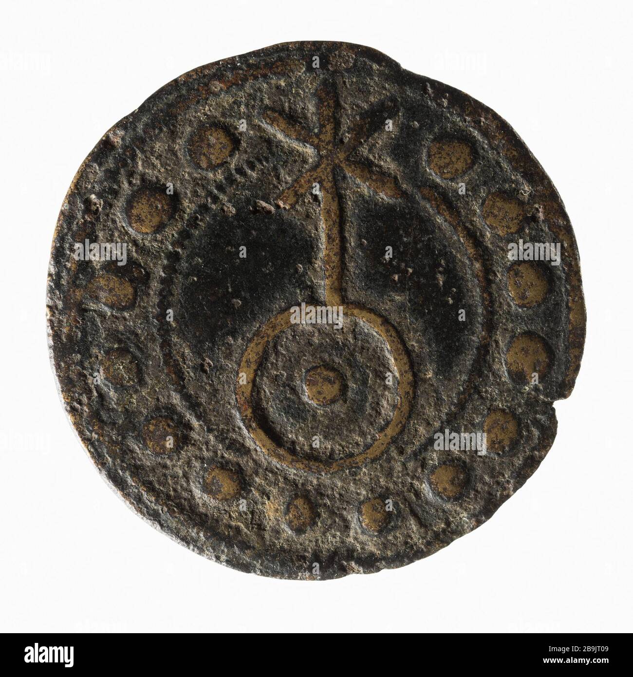 Token Account at lombard cruciferous Globe, XIIII-XV Century Anonyme. "Jeton de compte lombard au Globe crucifère, XIII-XVe siècle". Laiton. 1200-1400. Paris, musée Carnavalet. Stockfoto