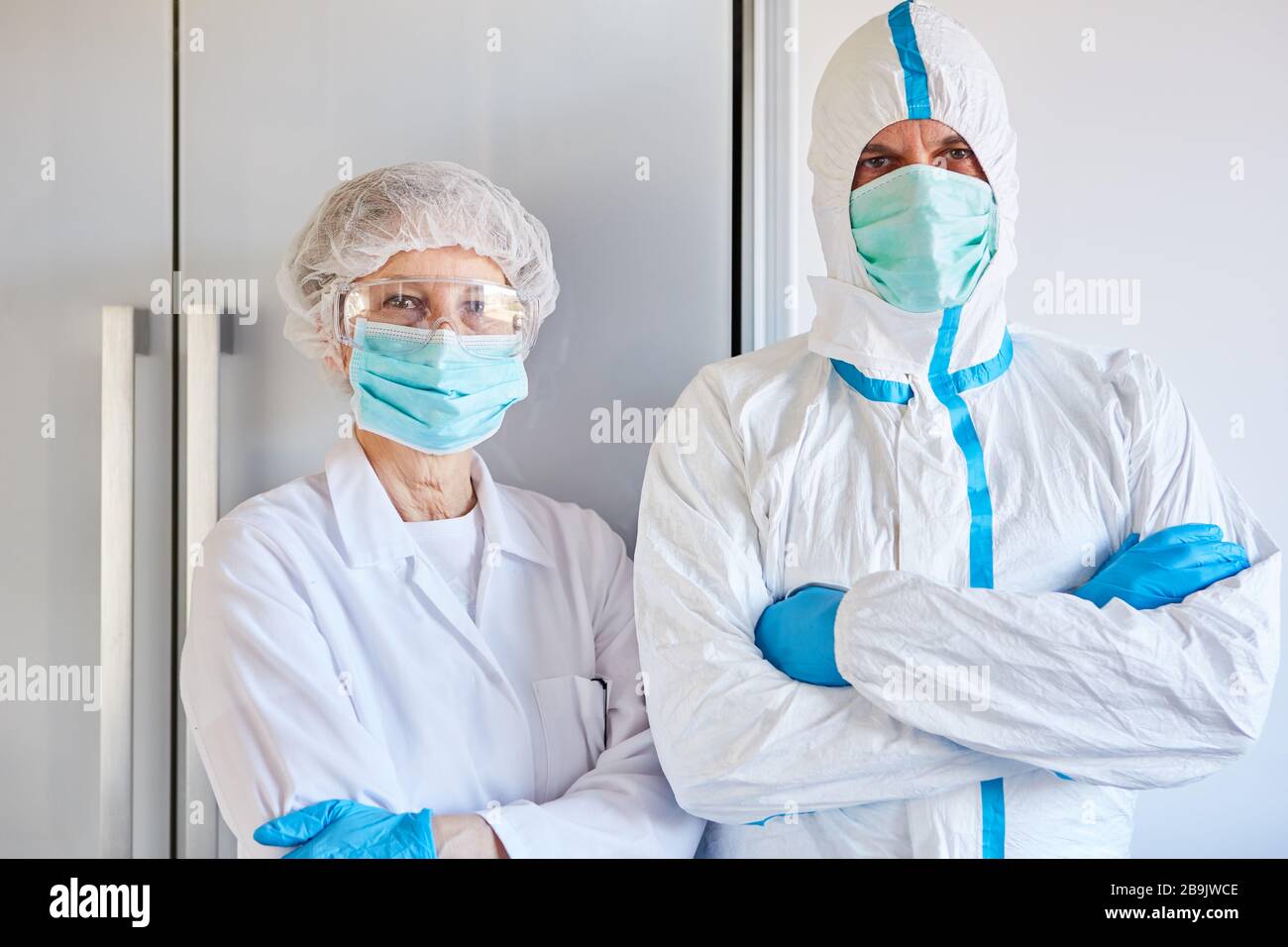 Mitarbeiter der Krankheitskontrolle in Schutzkleidung während der Epidemie von Coronavirus (Coivd-19) in einer Klinik Stockfoto