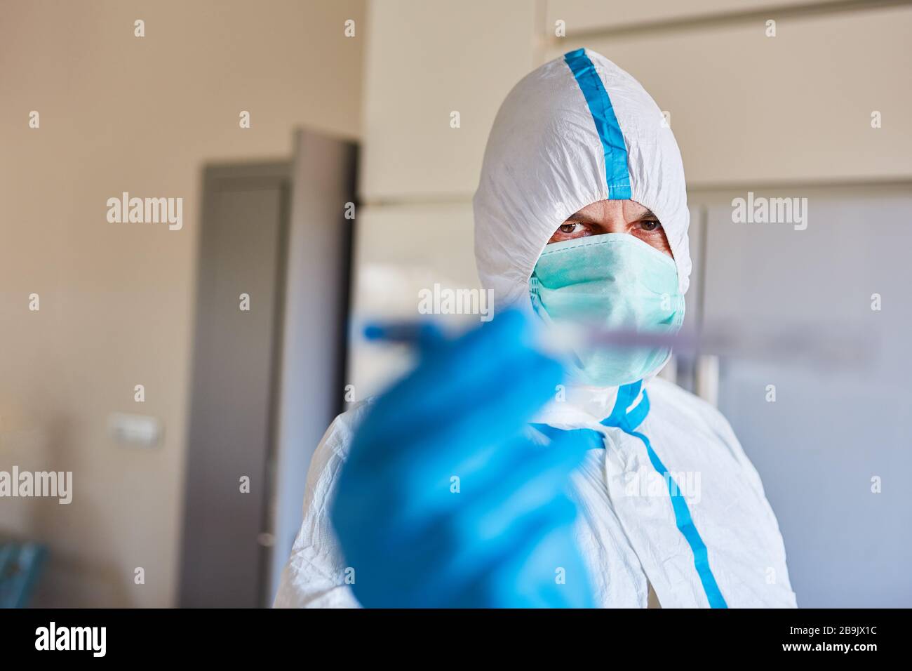 Krankheitsschutz.Covid-19-Testangestellter in Schutzkleidung in seinen Händen Stockfoto
