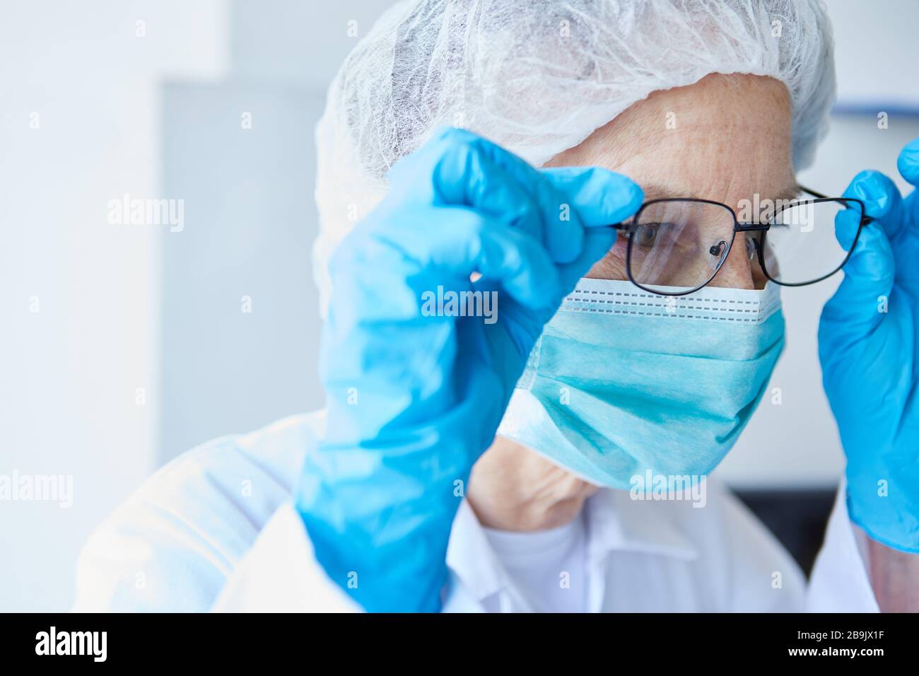 Pflegepersonal in der Klinik mit Gesichtsmaske und Schutzkleidung während der Covid-19-Epidemie Stockfoto