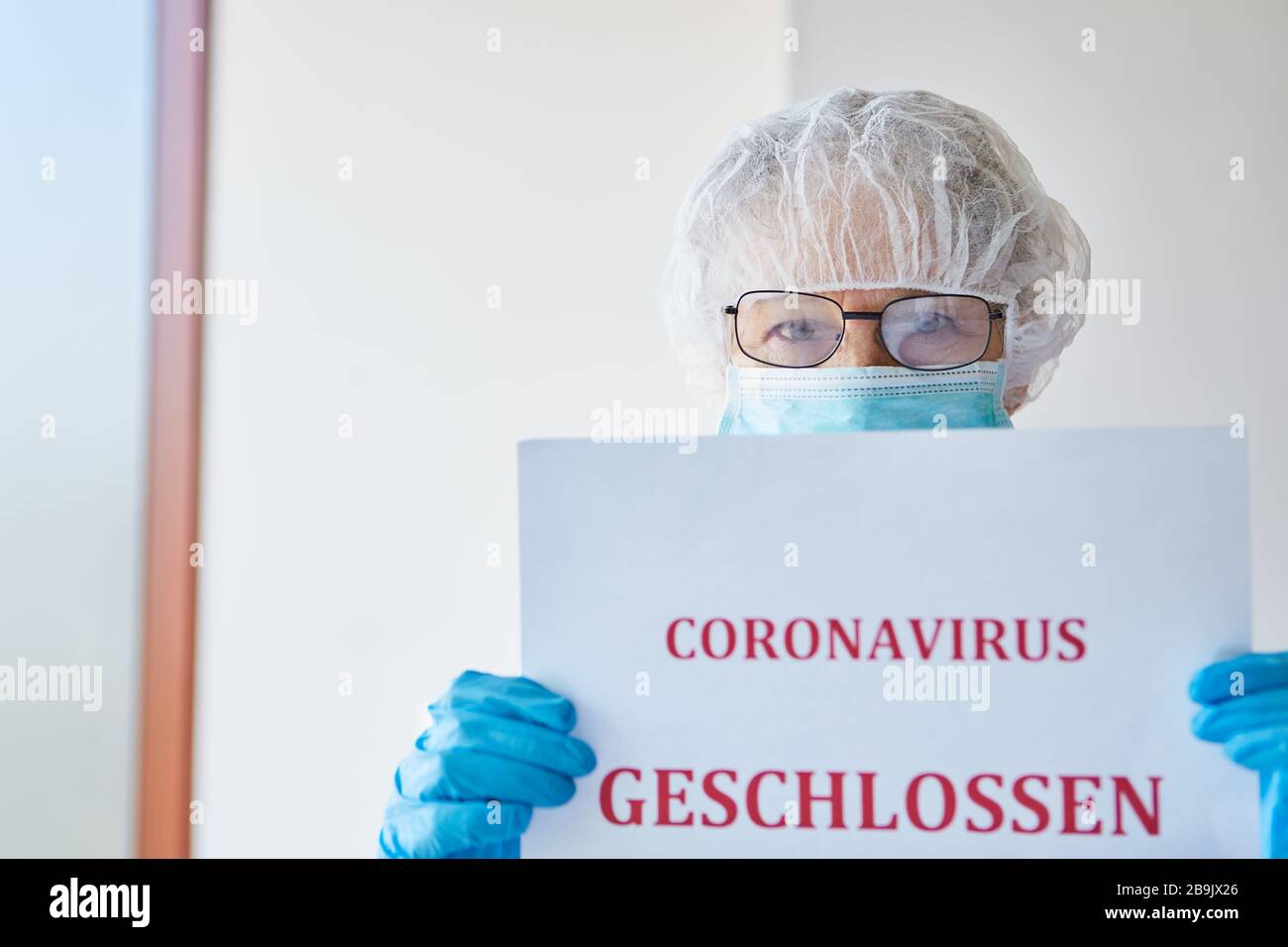 Klinik wegen Corona-Virus mit Krankenhausmitarbeitern in Schutzkleidung für Besucher gesperrt Stockfoto