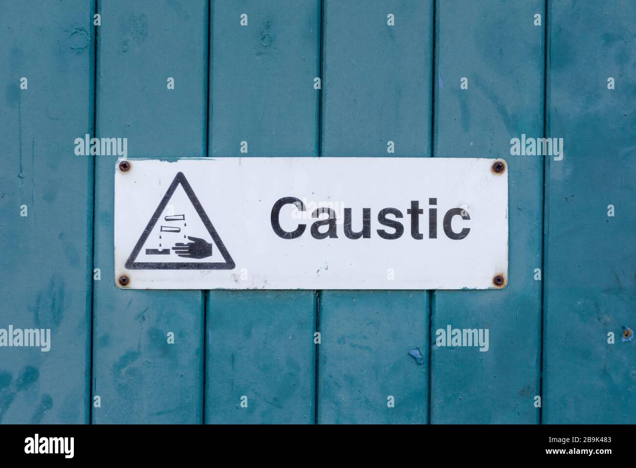 Gefährliche Chemikalien/chemische Gefahr Warnzeichen. Verätzungen Konzept, Metapher Verätzungen, Fabrik Warnzeichen, die Gesundheit und die Sicherheit am Arbeitsplatz. Stockfoto