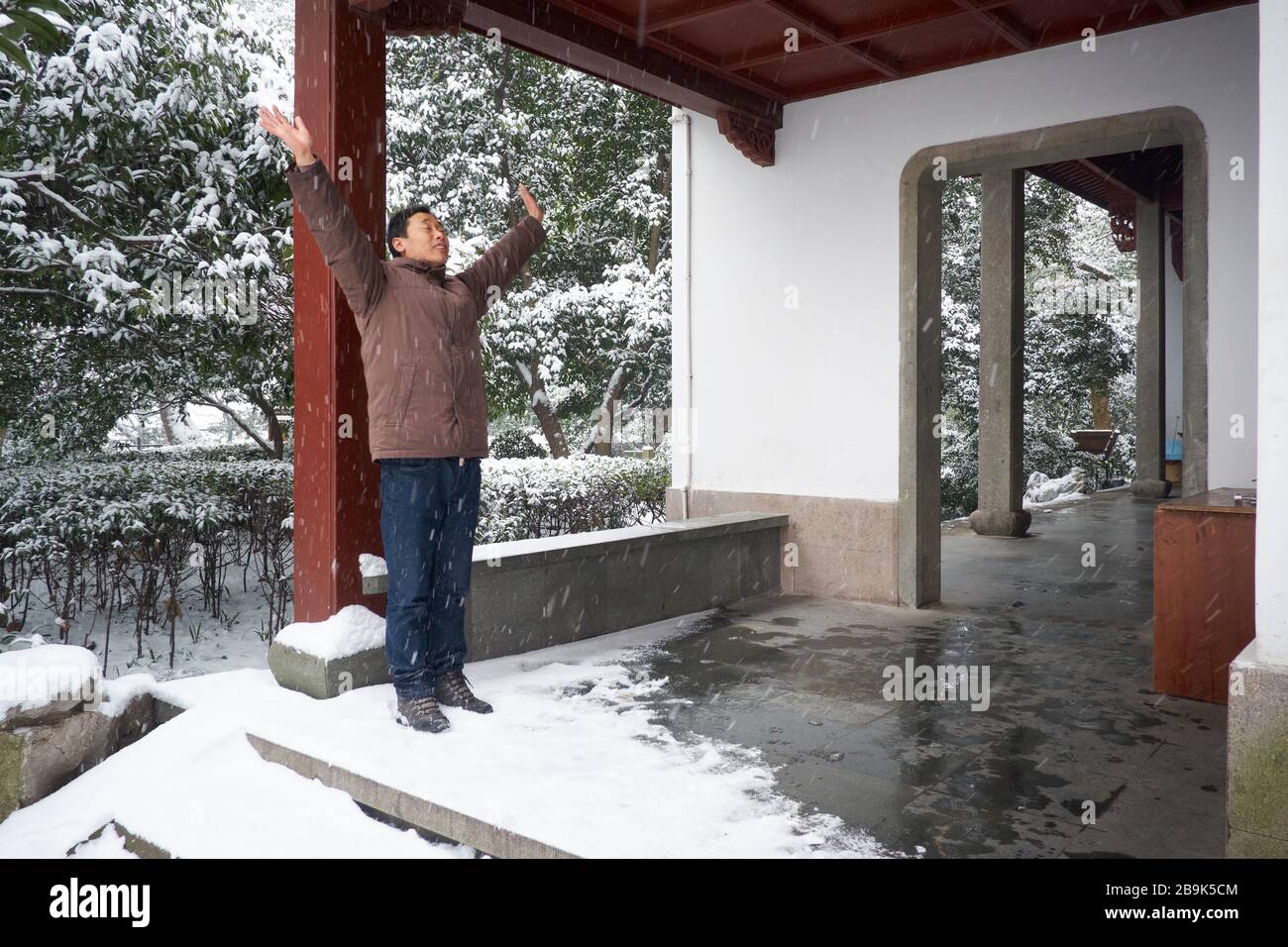 Ein Mann, der seine tägliche Übung im Freien in Hangzhou, China, macht Stockfoto