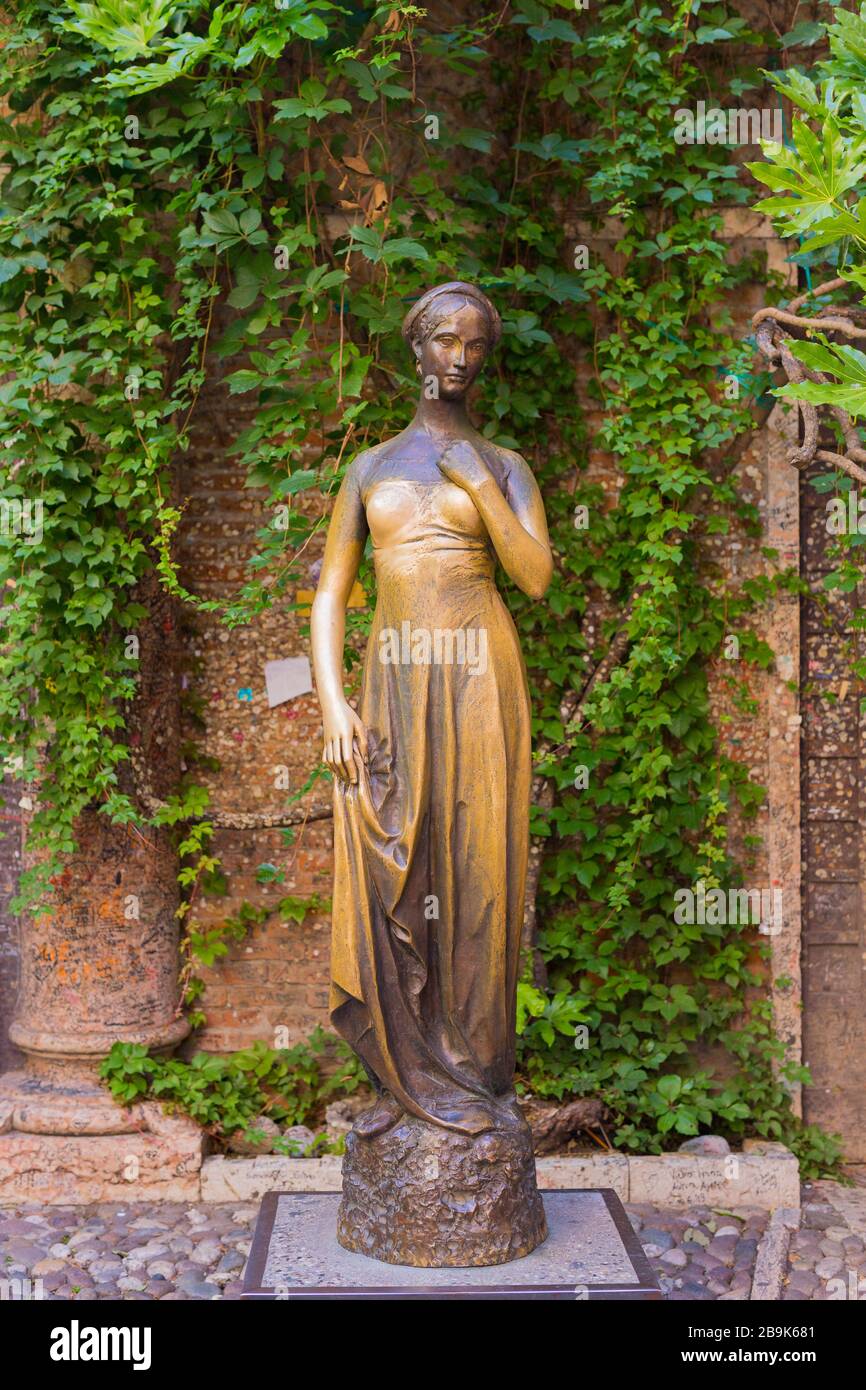 Italien, Verona, Juli 2019: Berühmtes Denkmal für Juliet - die Heldin von W. Shakespeares Roman Romeo und Julia. Stockfoto