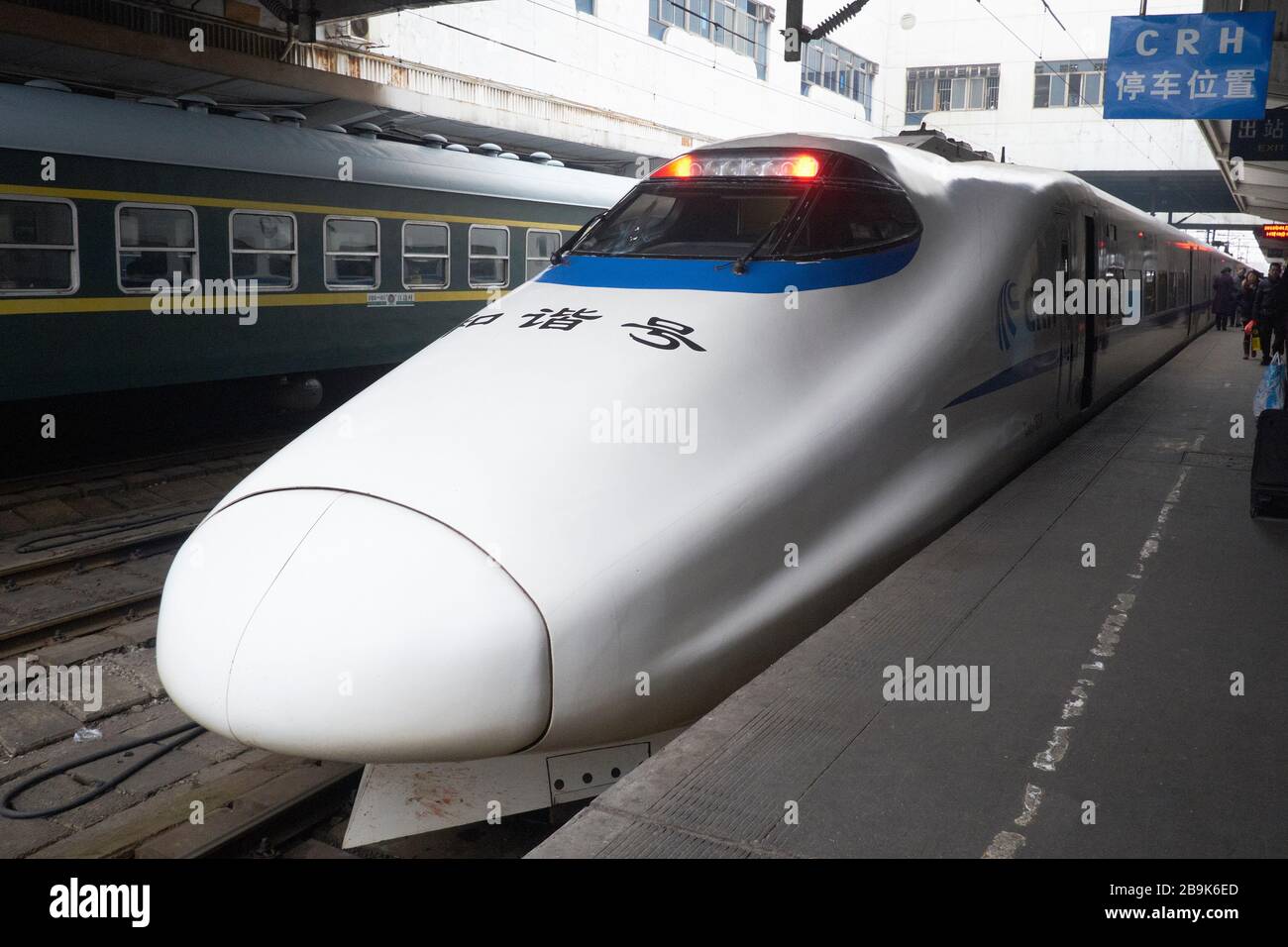 Ein Hochgeschwindigkeitszug in einem Bahnhof in China Stockfoto