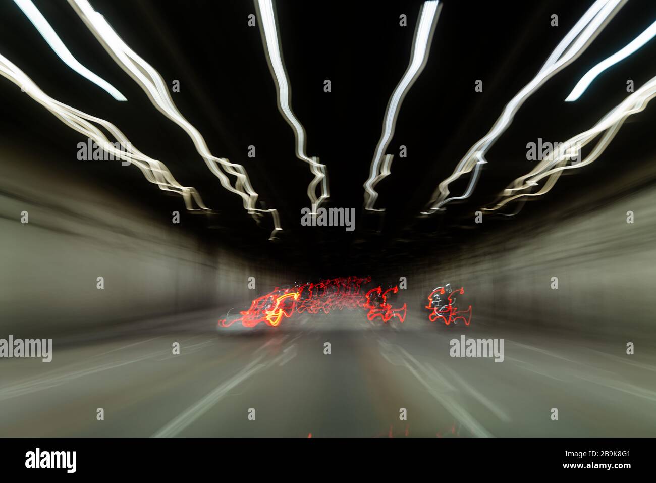 Verschwommene Autoendlichter auf der Fahrbahn im Tunnel in San Francisco ca. Stockfoto