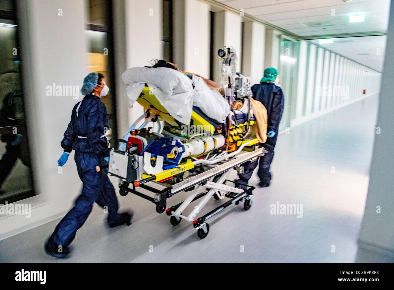 Sanitäter verlegen einen Patienten auf einer Bahre, um aufgrund von Überlastung bei Ausbruch von Coronavirus in ein anderes Krankenhaus verlegt zu werden.die Kapazität der brabantischen Krankenhäuser, einschließlich der Intensivstation, wird in der kommenden Woche nicht ausreichen. Wegen Überlastung müssen etwa 500 bis 700 Patienten in Intensivstationen und andere Abteilungen in Krankenhäusern außerhalb der Provinz gebracht werden, berichtete Marcel Visser im Auftrag der regionalen Beratung Akute Care Chain in brabant in einem Gespräch im Krankenhaus Elisabeth-Twerlasteden in Tilburg. Stockfoto