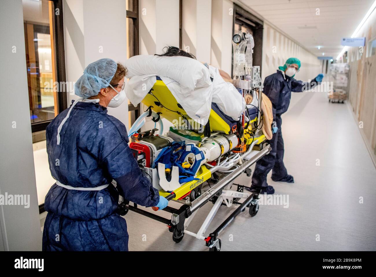 Sanitäter verlegen einen Patienten auf einer Bahre, um aufgrund von Überlastung bei Ausbruch von Coronavirus in ein anderes Krankenhaus verlegt zu werden.die Kapazität der brabantischen Krankenhäuser, einschließlich der Intensivstation, wird in der kommenden Woche nicht ausreichen. Wegen Überlastung müssen etwa 500 bis 700 Patienten in Intensivstationen und andere Abteilungen in Krankenhäusern außerhalb der Provinz gebracht werden, berichtete Marcel Visser im Auftrag der regionalen Beratung Akute Care Chain in brabant in einem Gespräch im Krankenhaus Elisabeth-Twerlasteden in Tilburg. Stockfoto