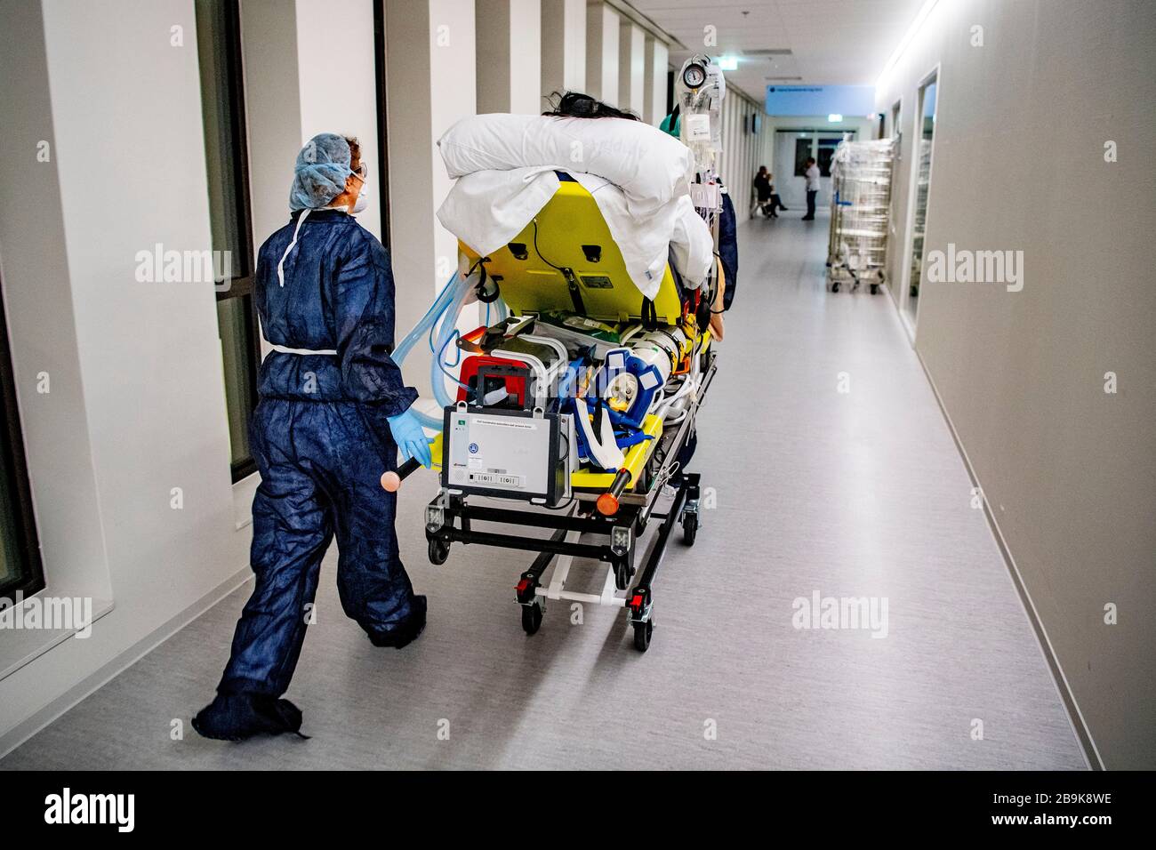 Ein Rettungssanitäter bewegt einen Patienten auf einer Bahre, um wegen Überlastung inmitten des Ausbruchs von Coronavirus in ein anderes Krankenhaus verlegt zu werden.die Kapazität der brabantischen Krankenhäuser, einschließlich der Intensivstation, wird in der kommenden Woche nicht ausreichend sein. Wegen Überlastung müssen etwa 500 bis 700 Patienten in Intensivstationen und andere Abteilungen in Krankenhäusern außerhalb der Provinz gebracht werden, berichtete Marcel Visser im Auftrag der regionalen Beratung Akute Care Chain in brabant in einem Gespräch im Krankenhaus Elisabeth-Twerlasteden in Tilburg. Stockfoto