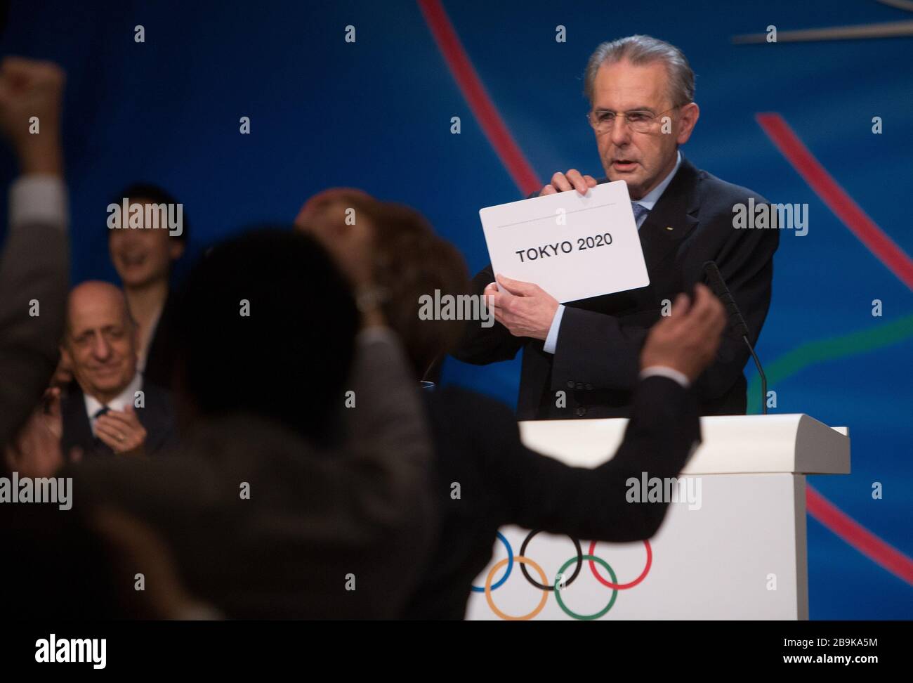 Tokio. Sept. 2013. Das Dateifoto vom 7. September 2013 zeigt den Präsidenten des Internationalen Olympischen Komitees (IOC) Jacques Rogge, der den Namen der gewählten Stadt zeigt, die die Olympischen Sommerspiele 2020 während der 125. IOC-Sitzung in Buenos Aires, der Hauptstadt Argentiniens, veranstalten soll. Der japanische Premierminister Shinzo Abe teilte am Dienstag mit, dass Japan und das Internationale Olympische Komitee (IOC) vereinbart haben, die Olympischen und Paralympischen Spiele in Tokio um ein Jahr zu verschieben. Kredit: Martin Zabala/Xinhua/Alamy Live News Stockfoto