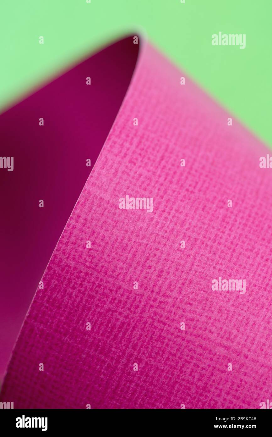 Starkes pinkfarbenes und grünes Papierdesign Stockfoto