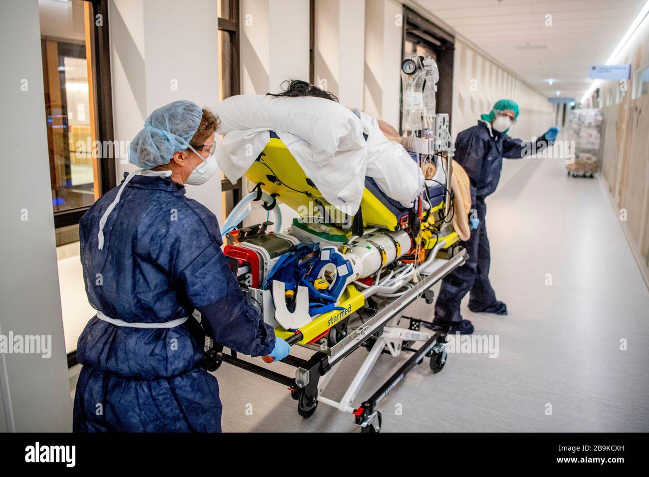 Januar 2016, Breda, Niederlande: Sanitäter verlegen einen Patienten auf einer Bahre, um wegen Überlastung inmitten des Coronavirus-Ausbruchs in ein anderes Krankenhaus verlegt zu werden.die Kapazität der brabantischen Krankenhäuser, einschließlich der Intensivstation, wird in der kommenden Woche nicht ausreichen. Wegen Überlastung müssen etwa 500 bis 700 Patienten in Intensivstationen und andere Abteilungen in Krankenhäusern außerhalb der Provinz gebracht werden, berichtete Marcel Visser im Auftrag der regionalen Beratung Akute Care Chain in brabant in einem Gespräch im Krankenhaus Elisabeth-Twerlasteden in Tilburg. (Bild: © Robin Utrechter/SOP Stockfoto