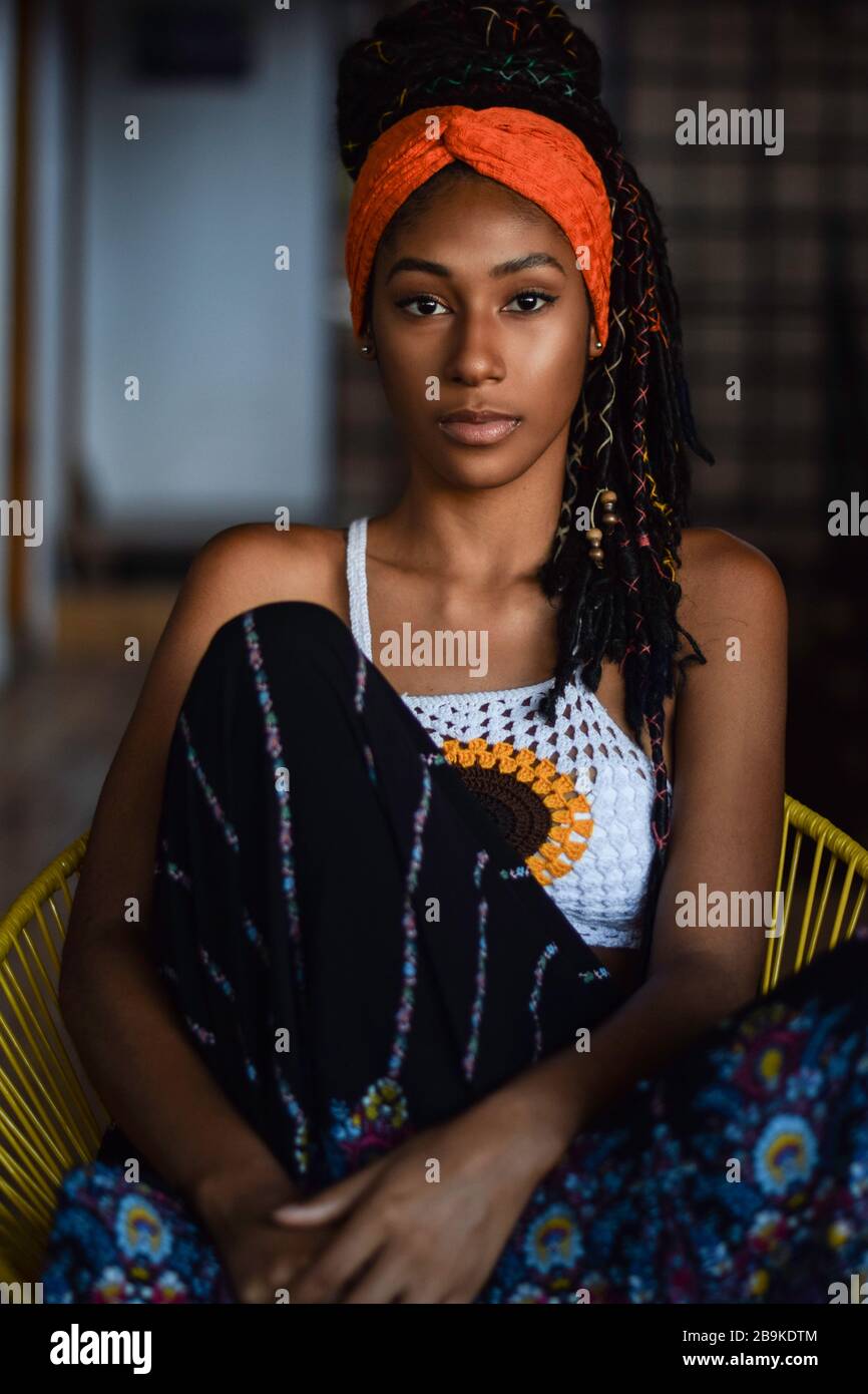 Innenporträt junger lateinischer Frauen mit Dreadlocks Stockfoto