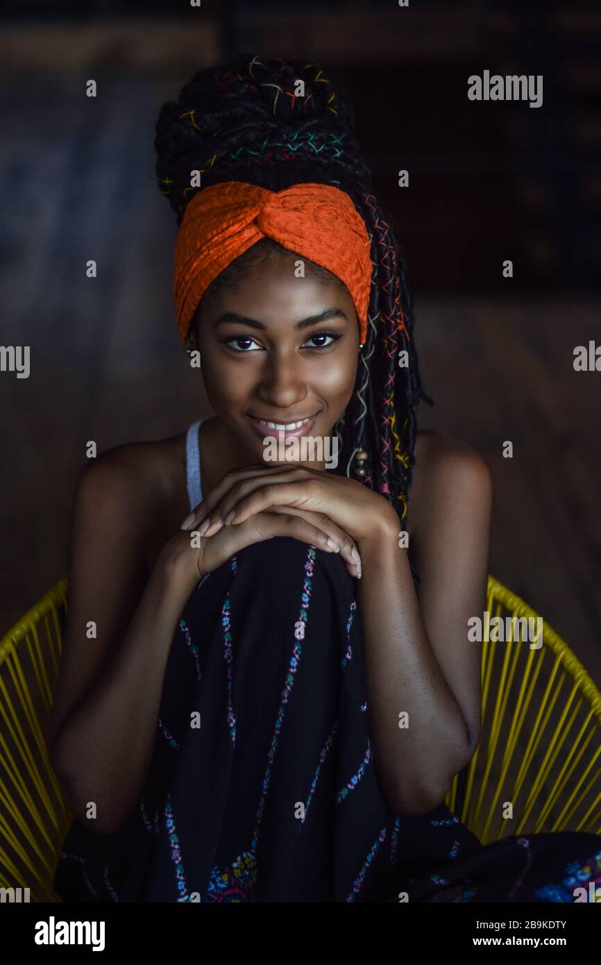 Innenporträt junger lateinischer Frauen mit Dreadlocks Stockfoto