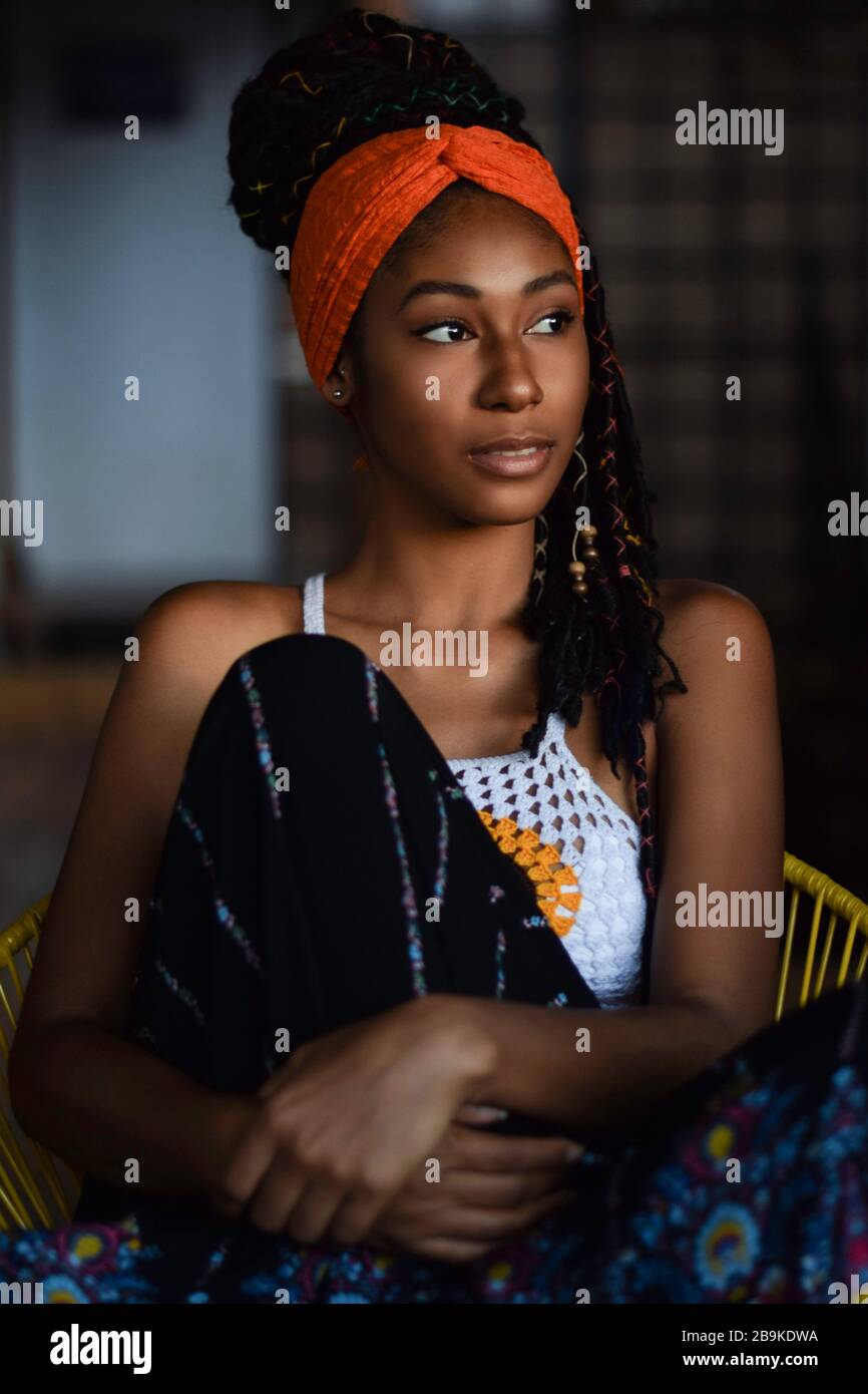 Innenporträt junger lateinischer Frauen mit Dreadlocks Stockfoto