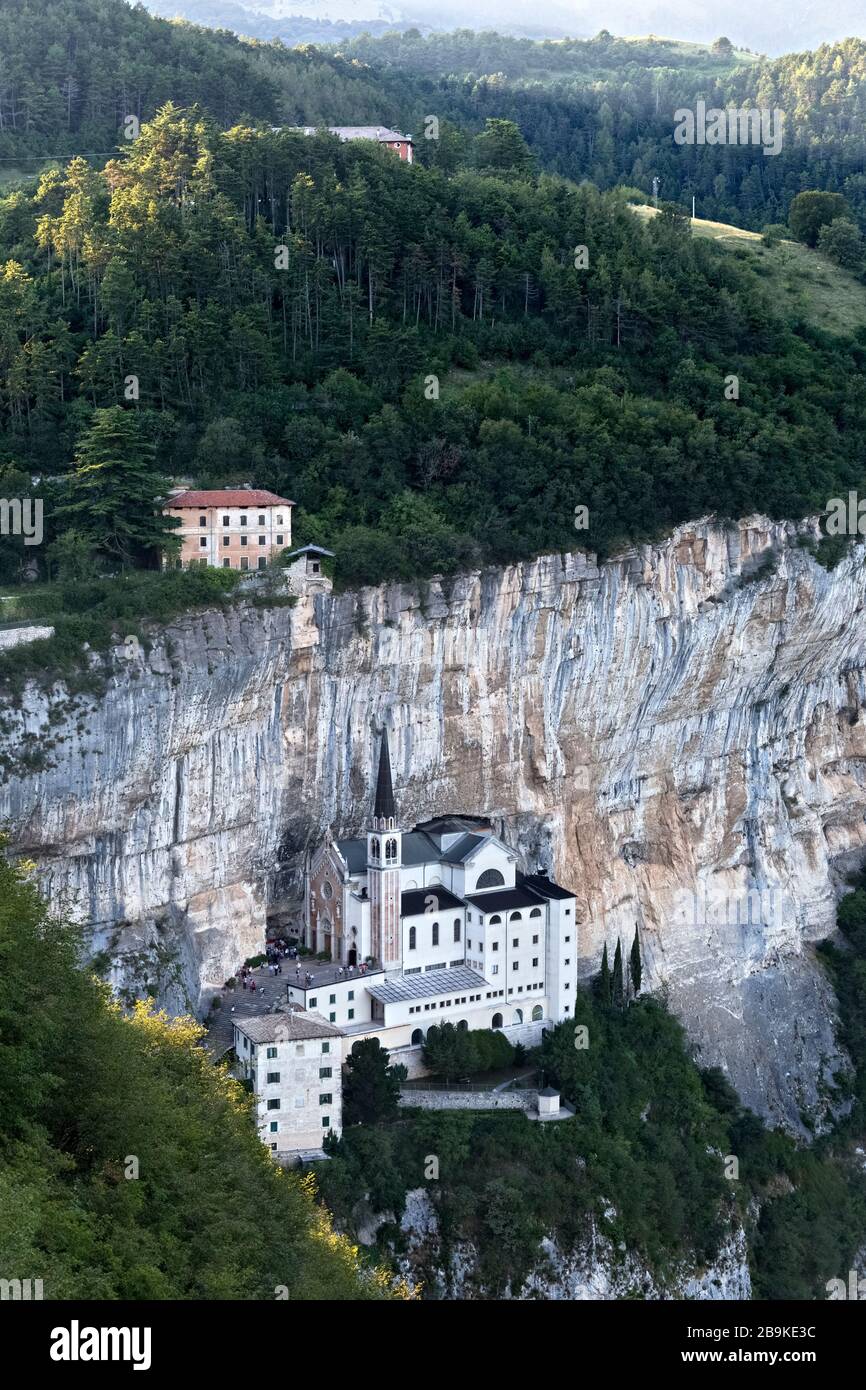 Das Heiligtum der Madonna della Corona auf dem Baldo ist eine der