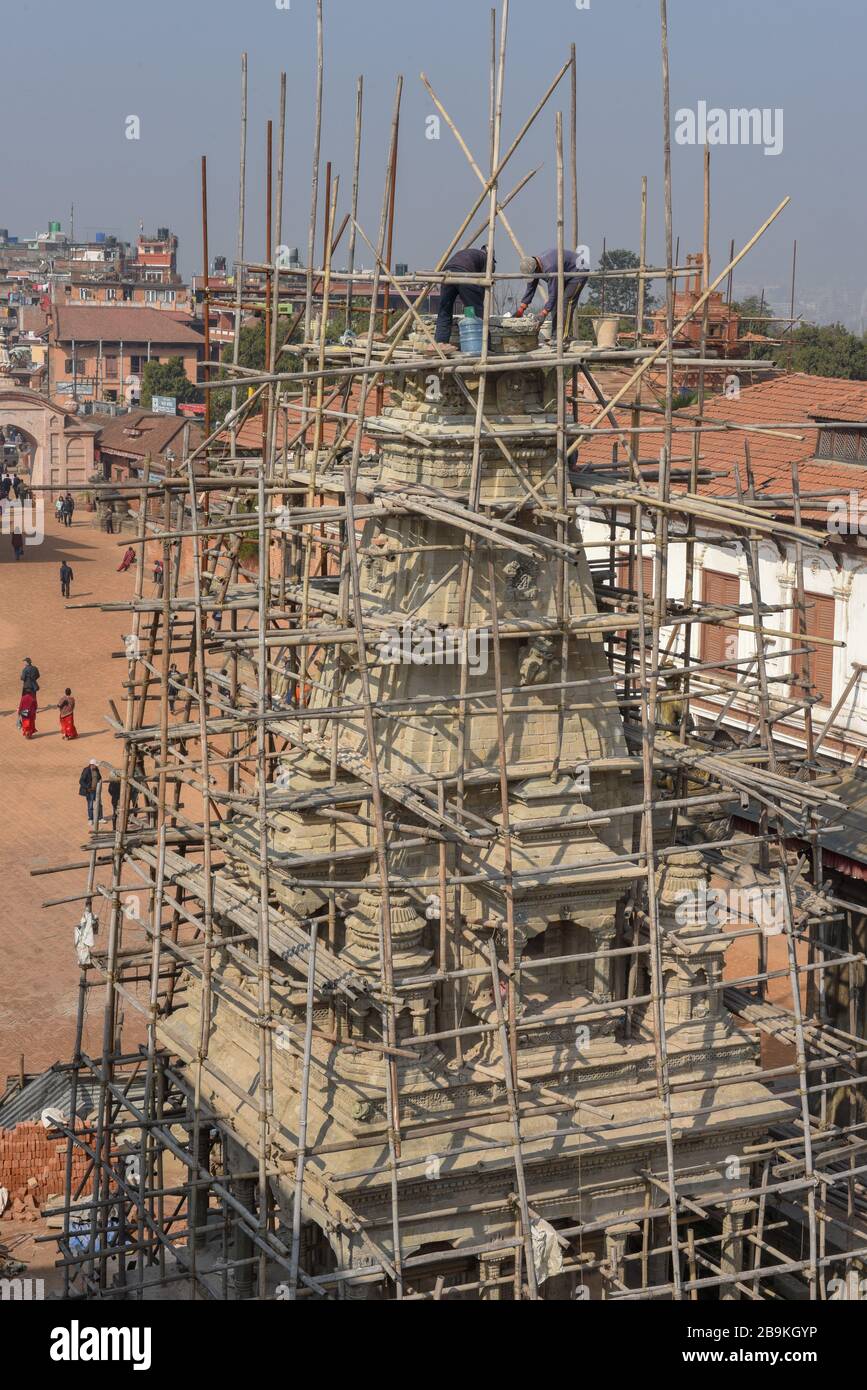 Bhaktapur, Nepal - 27. Januar 2020: Menschen bauen nach dem Erdbeben in Bhaktapur auf Nepal einen Tempel um Stockfoto