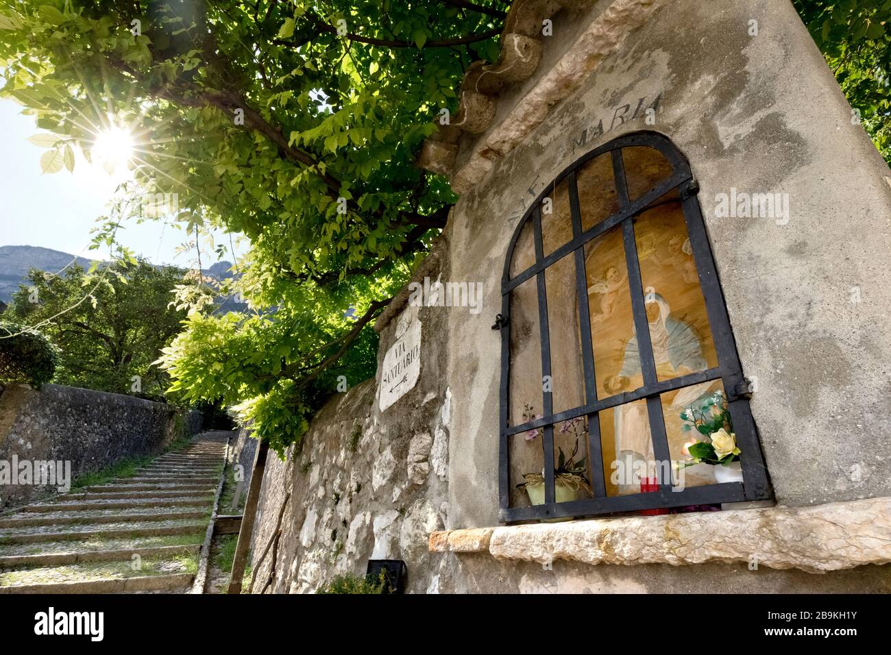 Treppe des Pilgerweges: Alter Pilgerweg, der das Heiligtum der Madonna della Corona mit dem Tal der Etsch verbindet. Venetien, Italien. Stockfoto