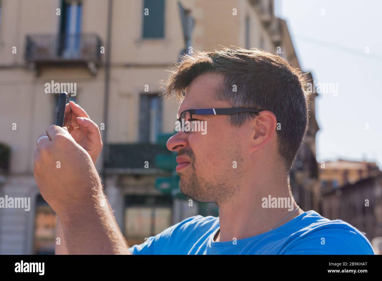 Porträt eines gutaussehenden jungen Mannes, der mit dem Handy fotografiert. Lifestyle. Der Mann nimmt mit dem Telefon Bilder auf Stockfoto