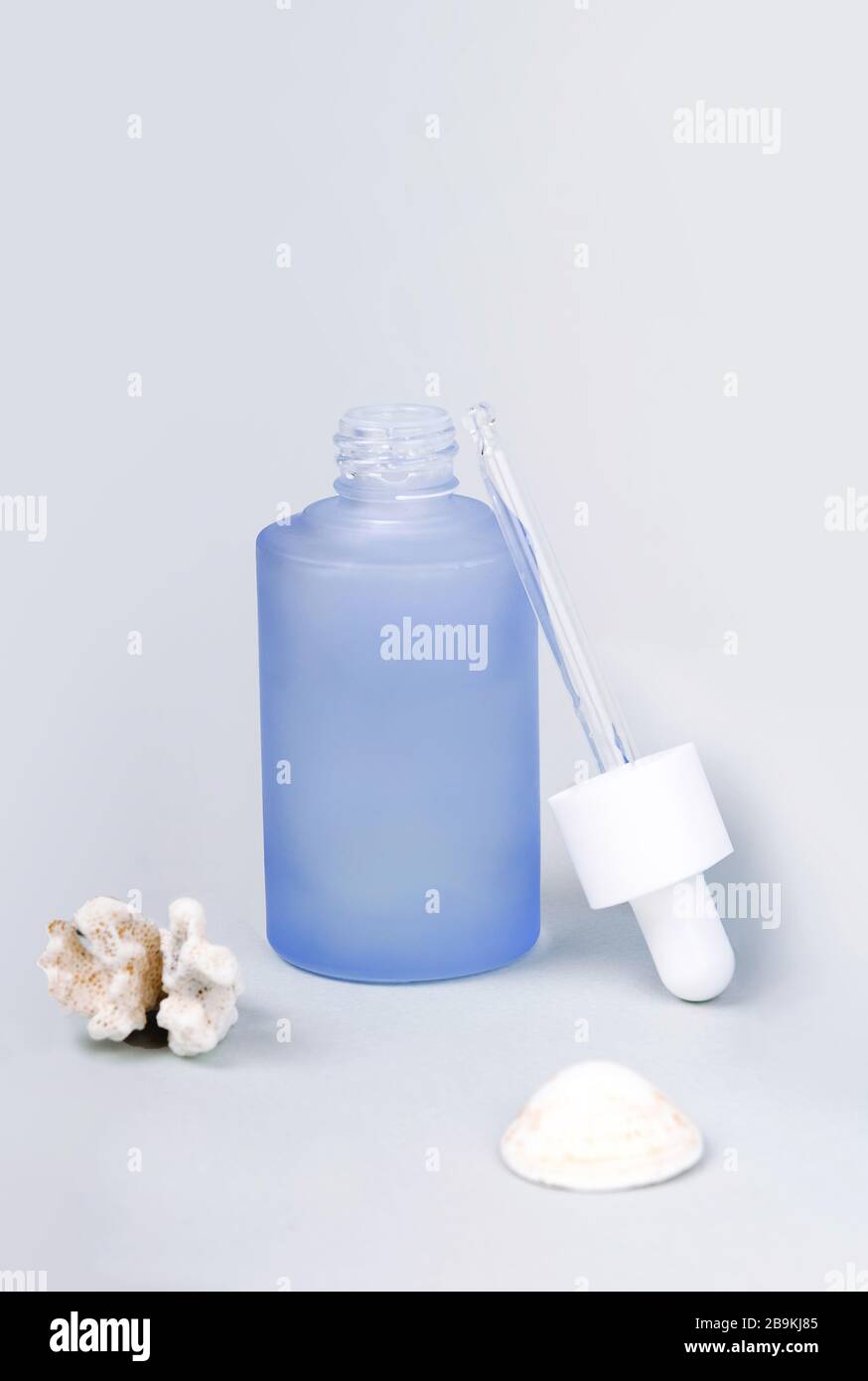 Verschmutzungsschutz sinkt und die tägliche Pflege cremefarben mit Tropper und Seashells Stockfoto