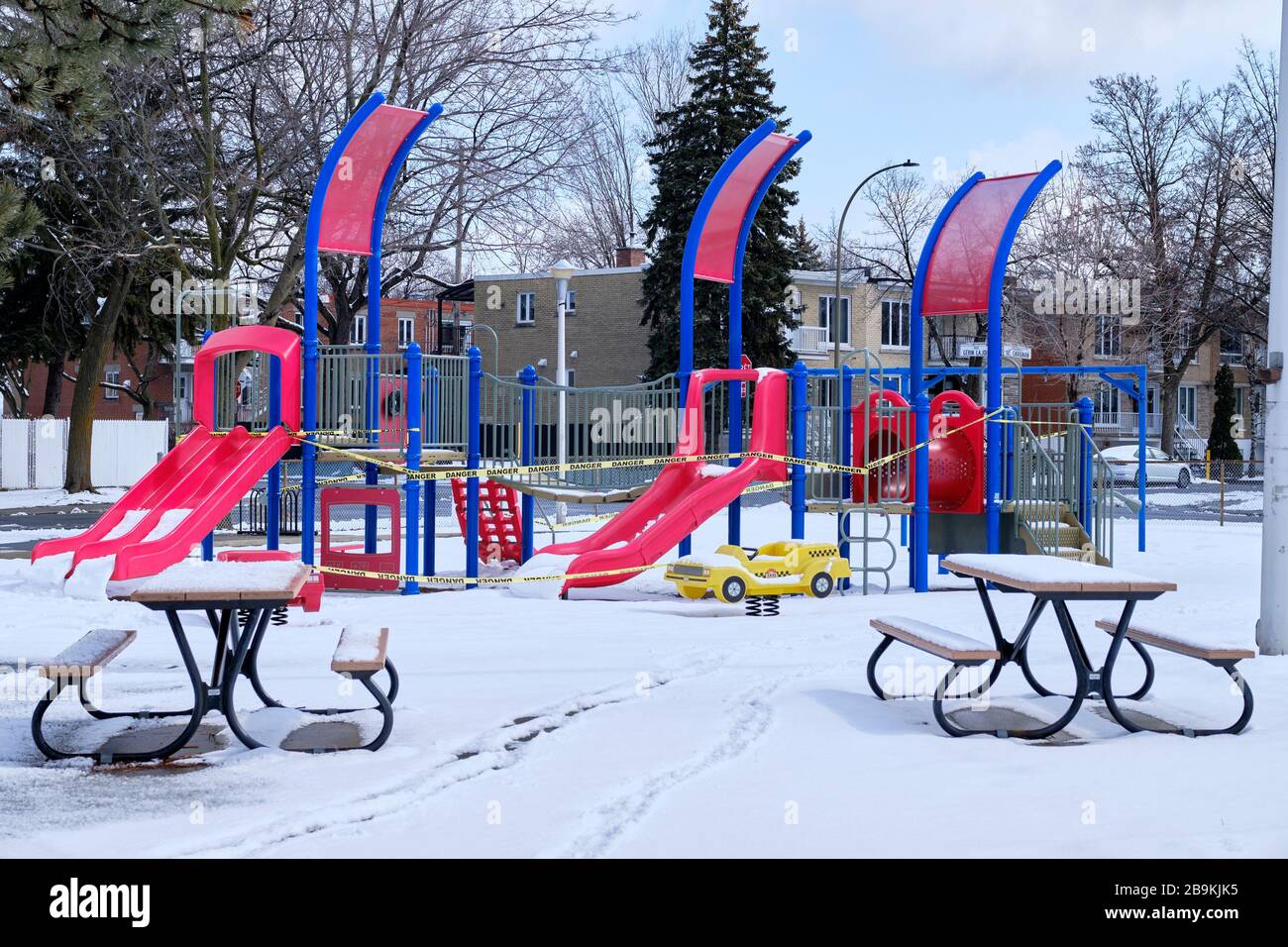 Montreal, Quebec, Kanada. März 2020. Geschlossener Kinderspielplatz unter Neuschnee, als die Provinz Quebec in eine dreiwöchige Pause eintritt, in der alle außer wichtigen Dienste bestellt werden, um heute um Mitternacht zu stoppen. Stockfoto