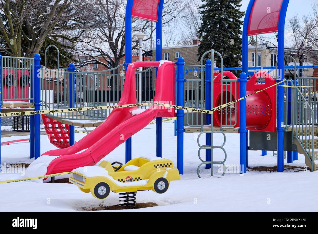 Montreal, Quebec, Kanada. März 2020. Geschlossener Kinderspielplatz unter Neuschnee, als die Provinz Quebec in eine dreiwöchige Pause eintritt, in der alle außer wichtigen Dienste bestellt werden, um heute um Mitternacht zu stoppen. Stockfoto
