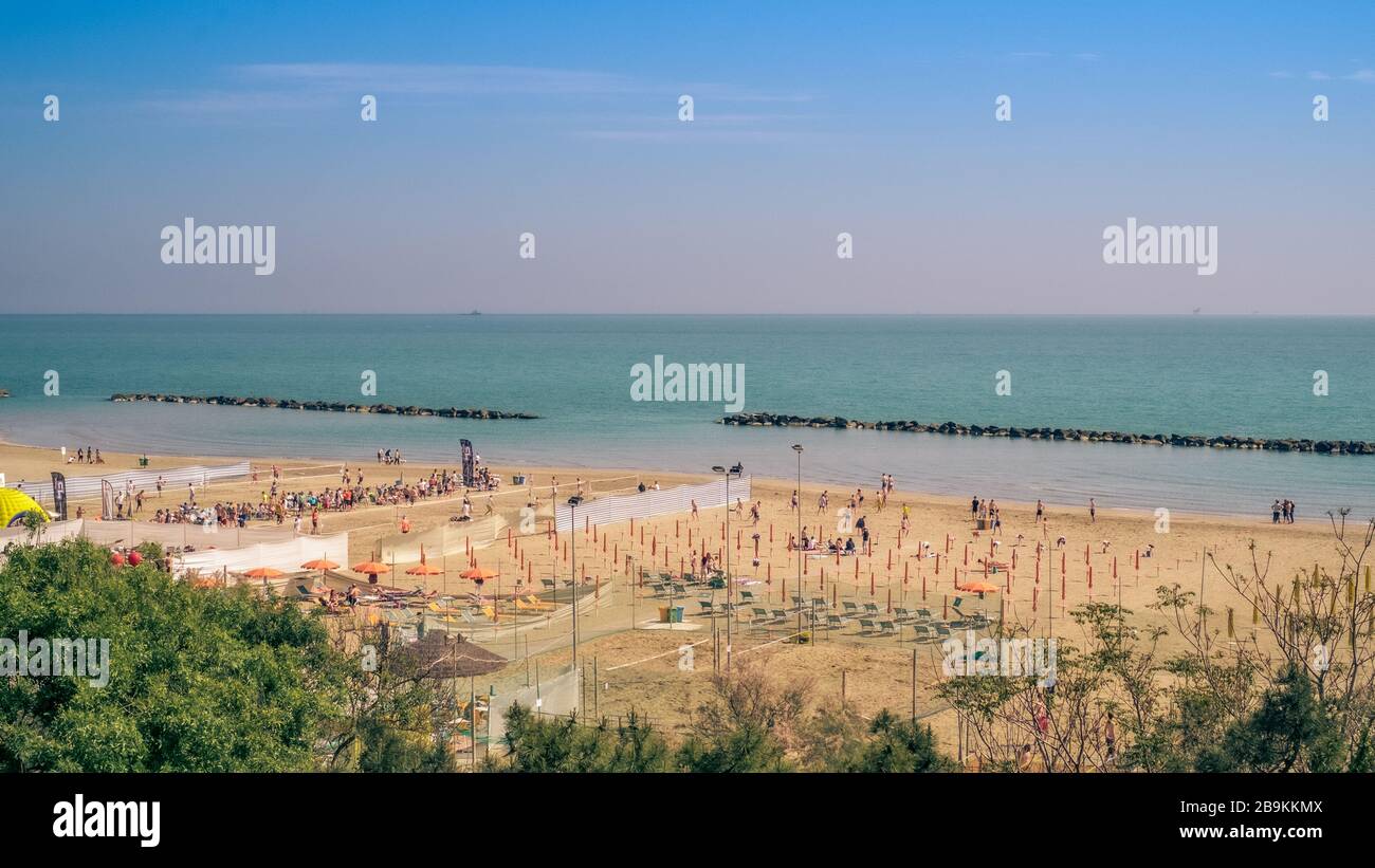 Strand an der Adria im Frühling. Lido di Savio, Provinz Ravenna, Emilia-Romagna, Italien. Stockfoto