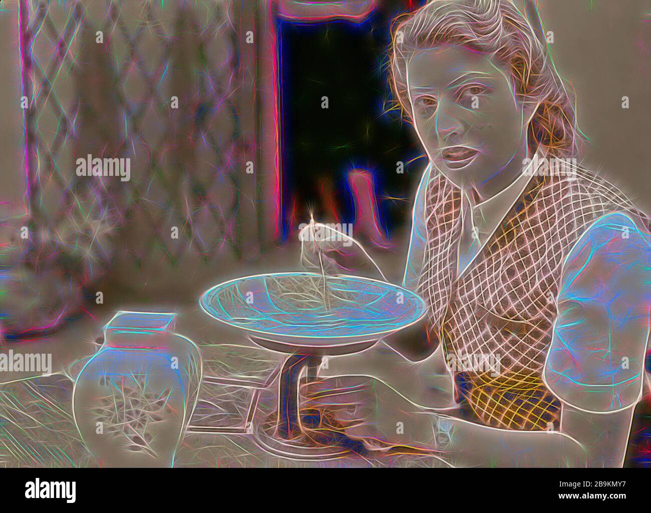 Jüdische Fabriken in Palästina auf Ebene von Sharon und entlang der Küste nach Haifa. Tel Aviv. A. Barbash die hohe Temperatur malen auf Porzellan. Malen mit metallischen Farben. 1939, Israel, Tel Aviv Stockfoto